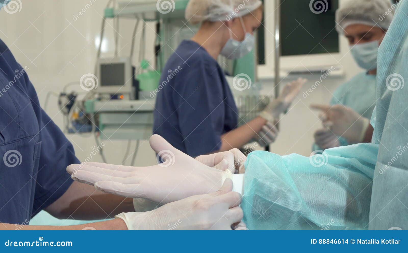 Krankenschwestern Legen Ihre Strengen Hände An