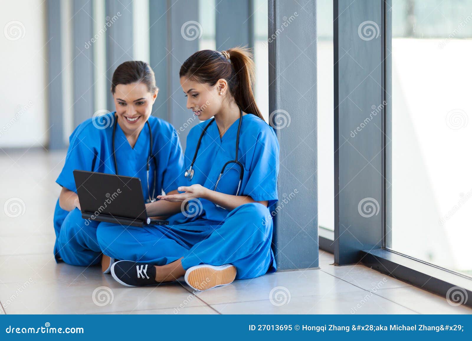 Krankenschwestern, die Laptop verwenden. Zwei Krankenschwestern, die Laptop-Computer während des Bruches verwenden