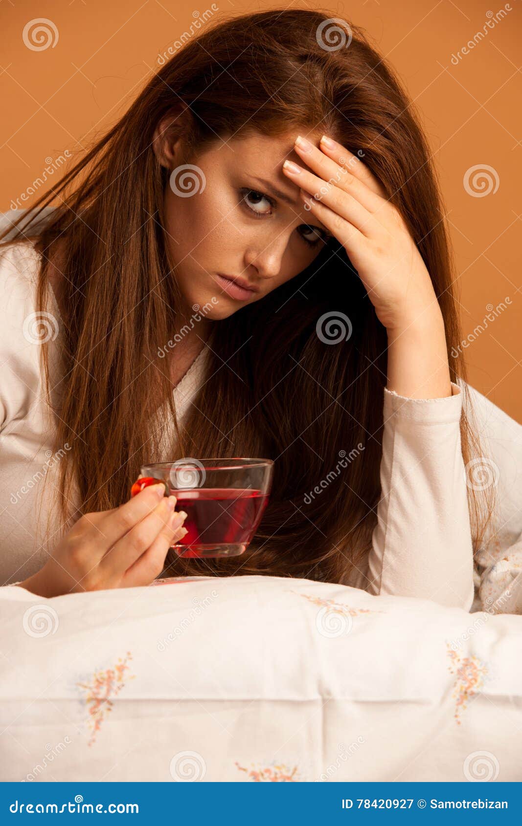 Пьет месячные девушки. Женщина пьет чай с лепестками. Домашнее фото красавиц с гриппом.