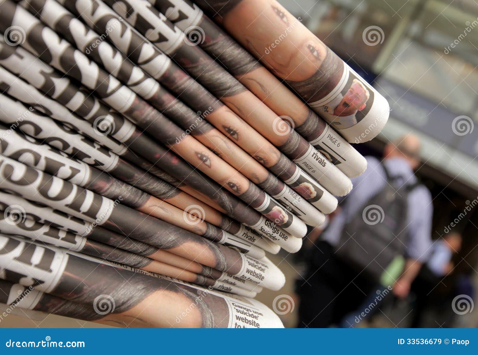 Krantentribune. Stapel van kranten op een tribune, klaar om worden verdeeld