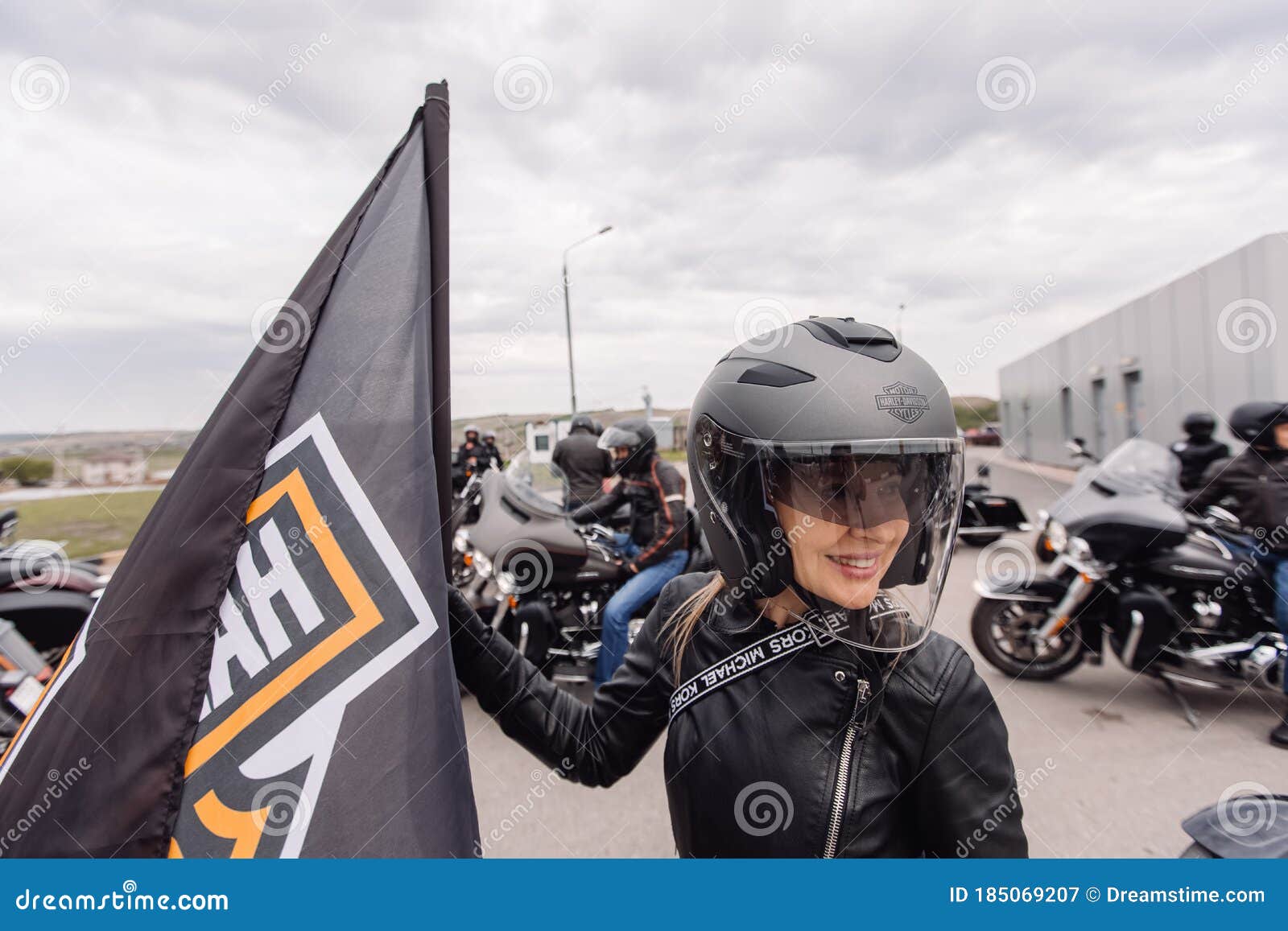Incitar vestirse Presunto Krasnoyarsk Rusia 16 May 2020 : Harley Davidson Free Ride Al Aire Libre.  Moto Chica Con Casco De Pie Fotografía editorial - Imagen de harley, rueda:  185069207