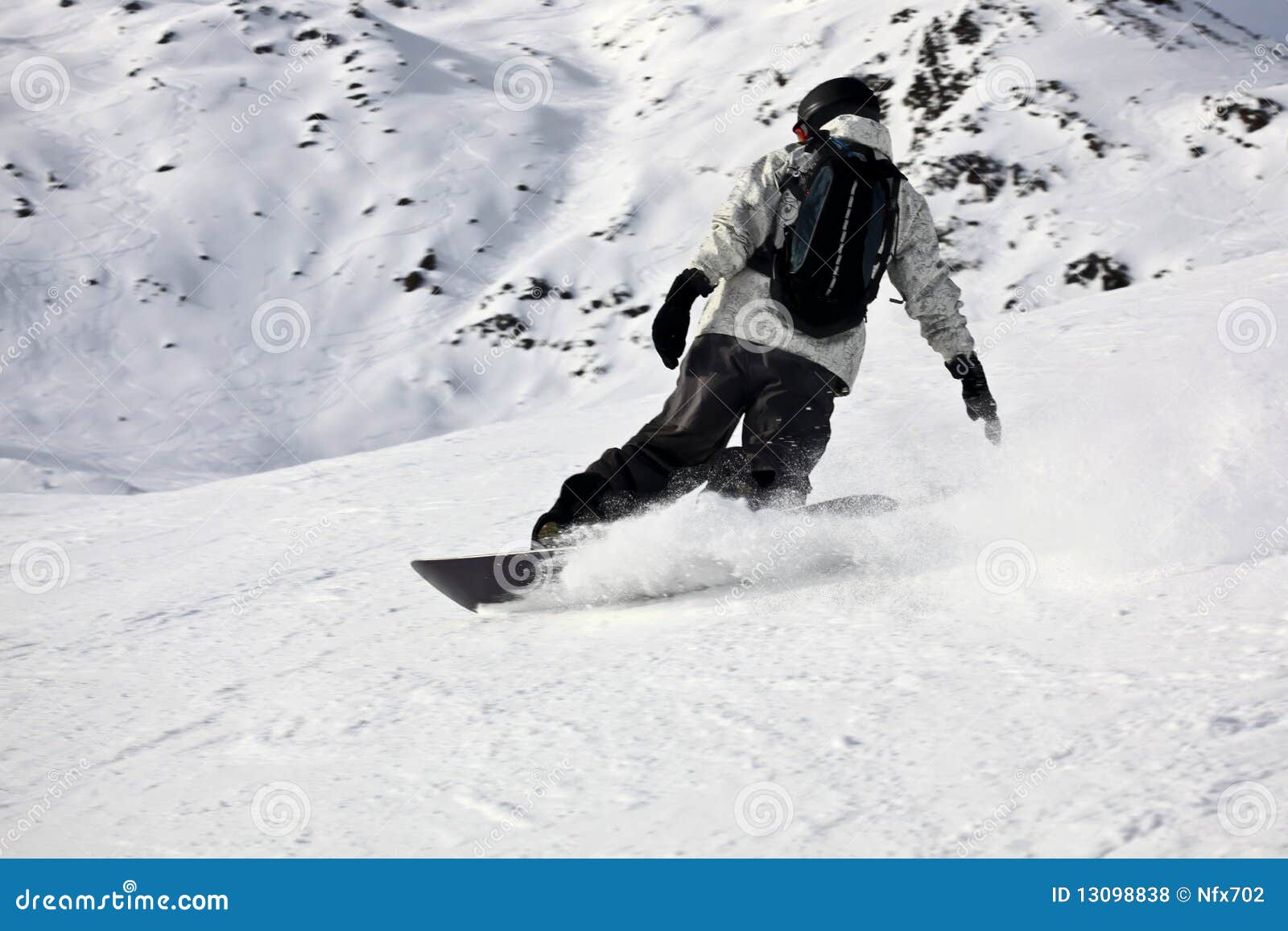 Krańcowy halny obruszenia jazda na snowboardzie wierzchołek. Dynamiczny krańcowy halny fotografii obruszenia jazda na snowboardzie wierzchołek