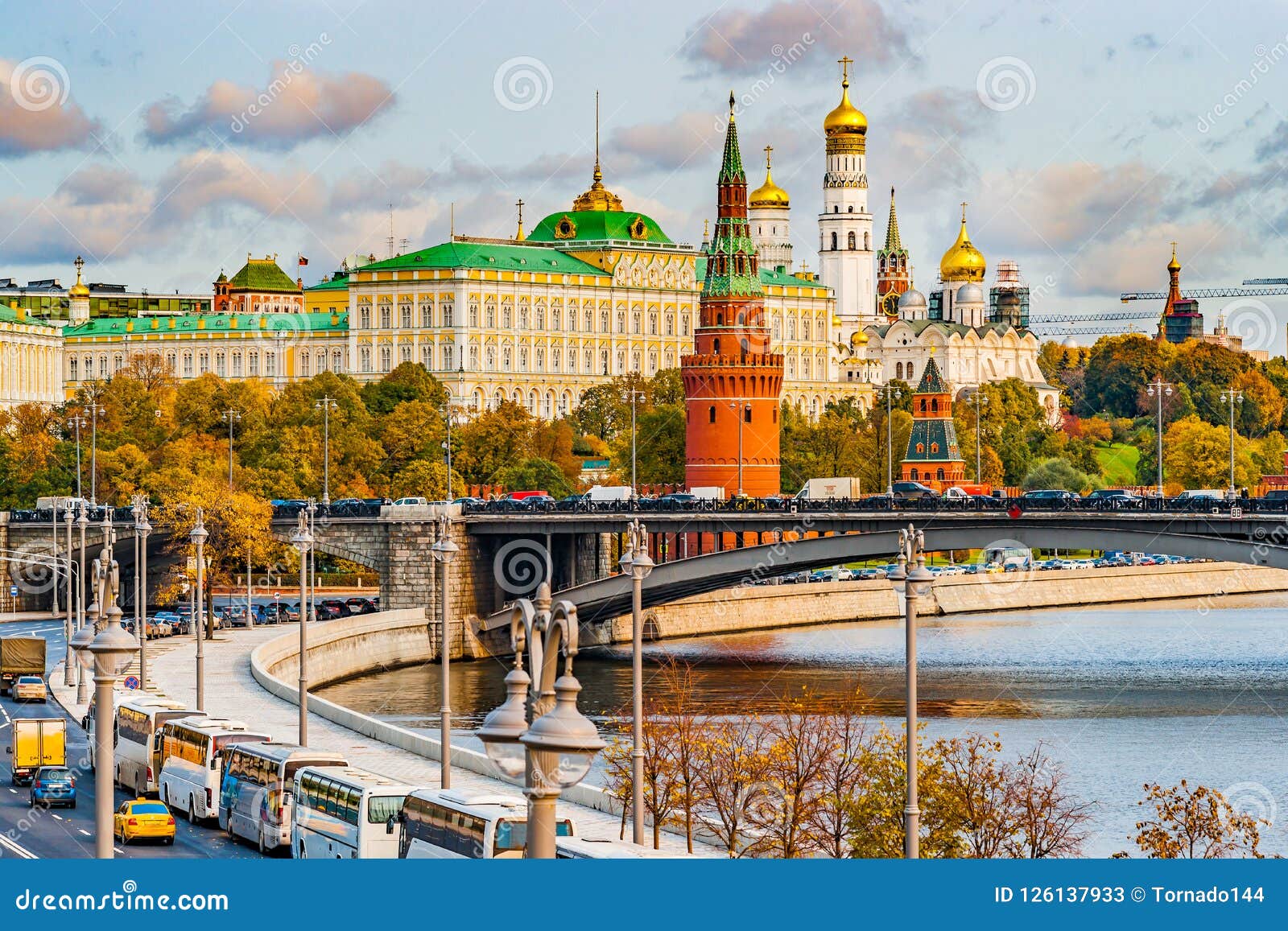 Kremlin de Moscou no outono. Vista do rio de Moscou, o Kremlin em um dia ensolarado do outono Tráfego ao longo da terraplenagem e da ponte