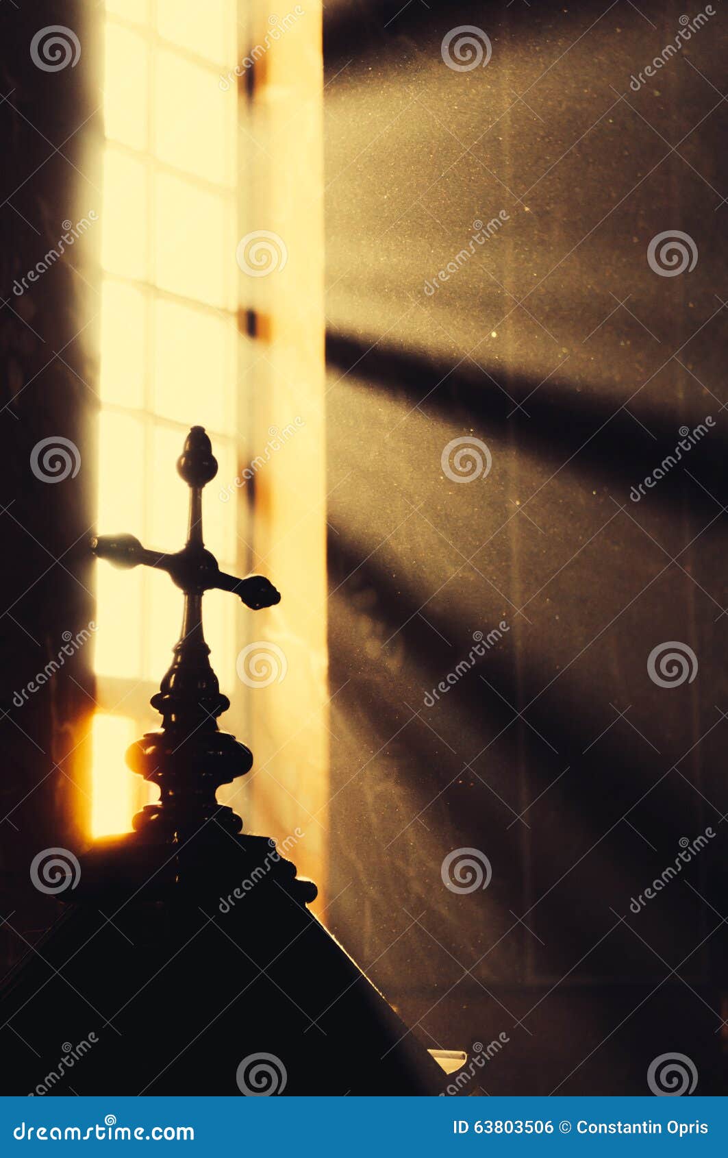 Kreuz in Der Kirche Mit Sonnenstrahlen Stockfoto - Bild von