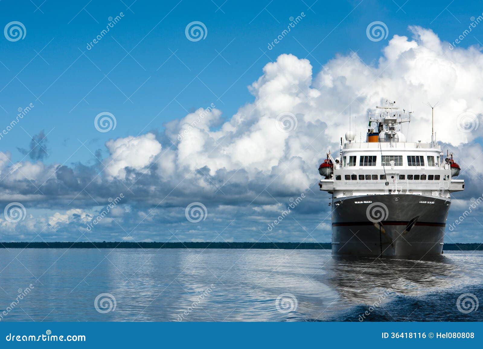 Kreuzfahrtschiff auf dem Amazonas. Sehr samll Kreuzfahrtschiff (Expeditionsschiff) auf dem Amazonas.