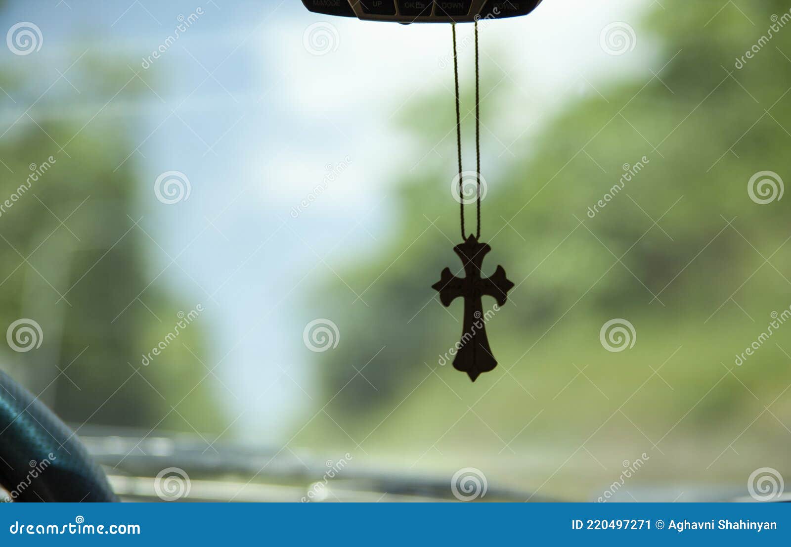 Kreuzkette im Auto stockbild. Bild von gott, jesus, hängen - 220497271