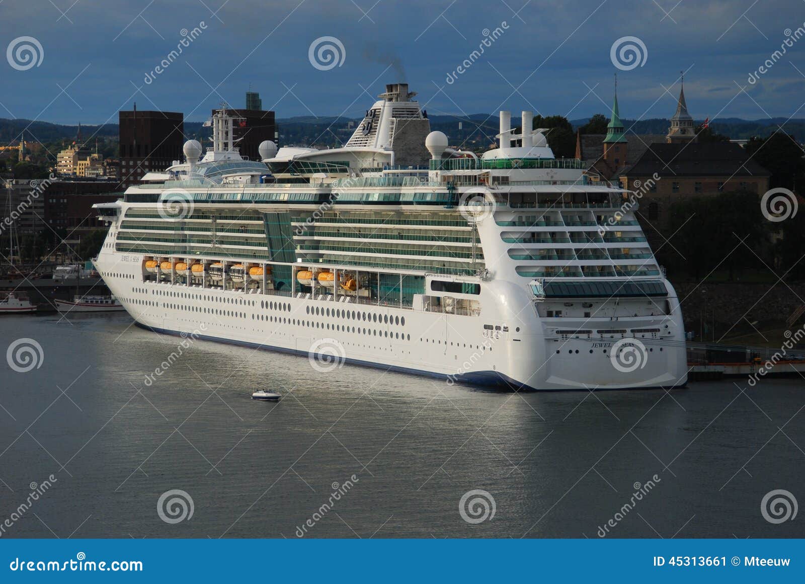 Kreuzschiff-Costa Luminosa. Kreuzschiff-Juwel der Meere im Hafen von Oslo