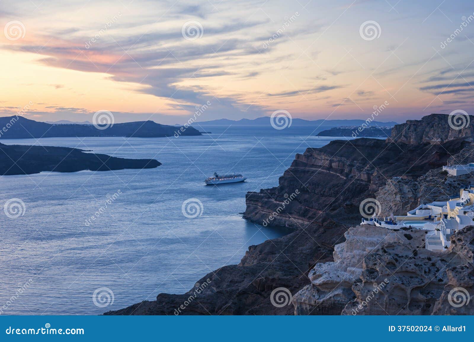 Kreuzschiff in Santorini Griechenland um Sonnenuntergang. Kreuzschiff vor der Küste von Santorini-Insel, die Kykladen, Griechenland. Gefangen genommen um Sonnenuntergang.