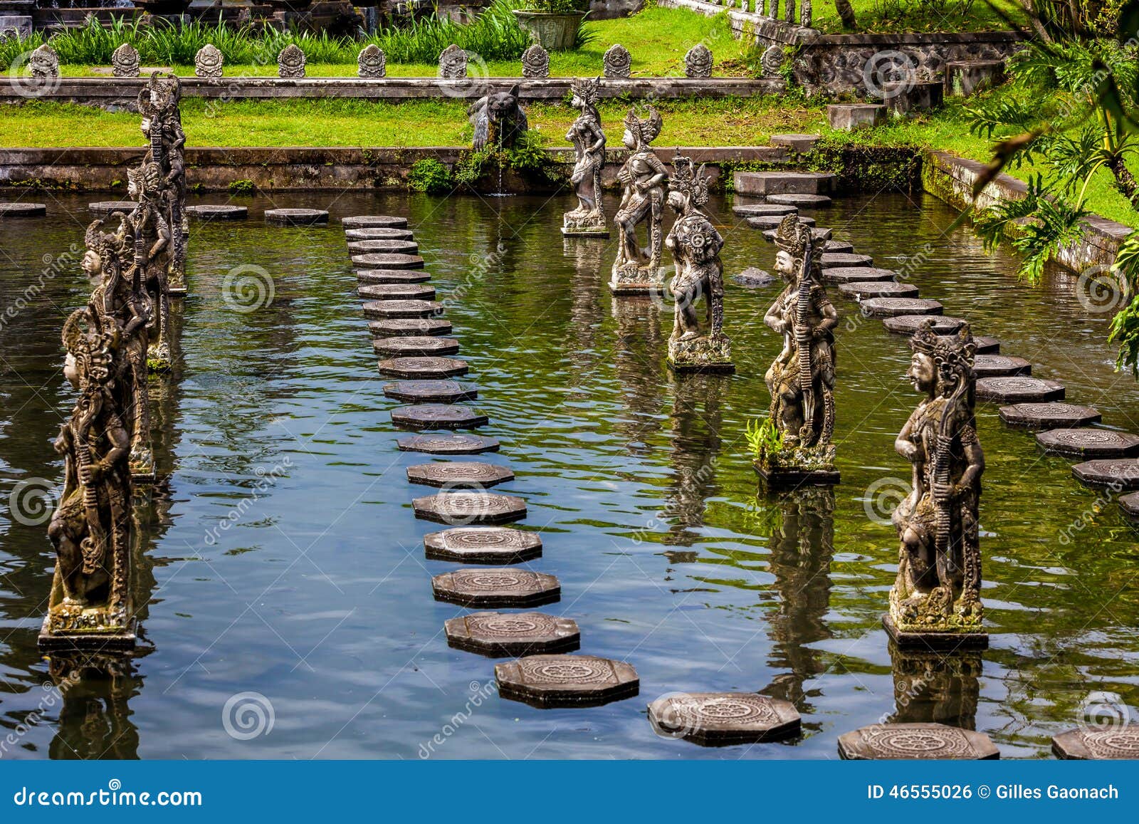 Kriegersstatuen Auf Einem Teich Stockfoto Bild von bahn, statuen