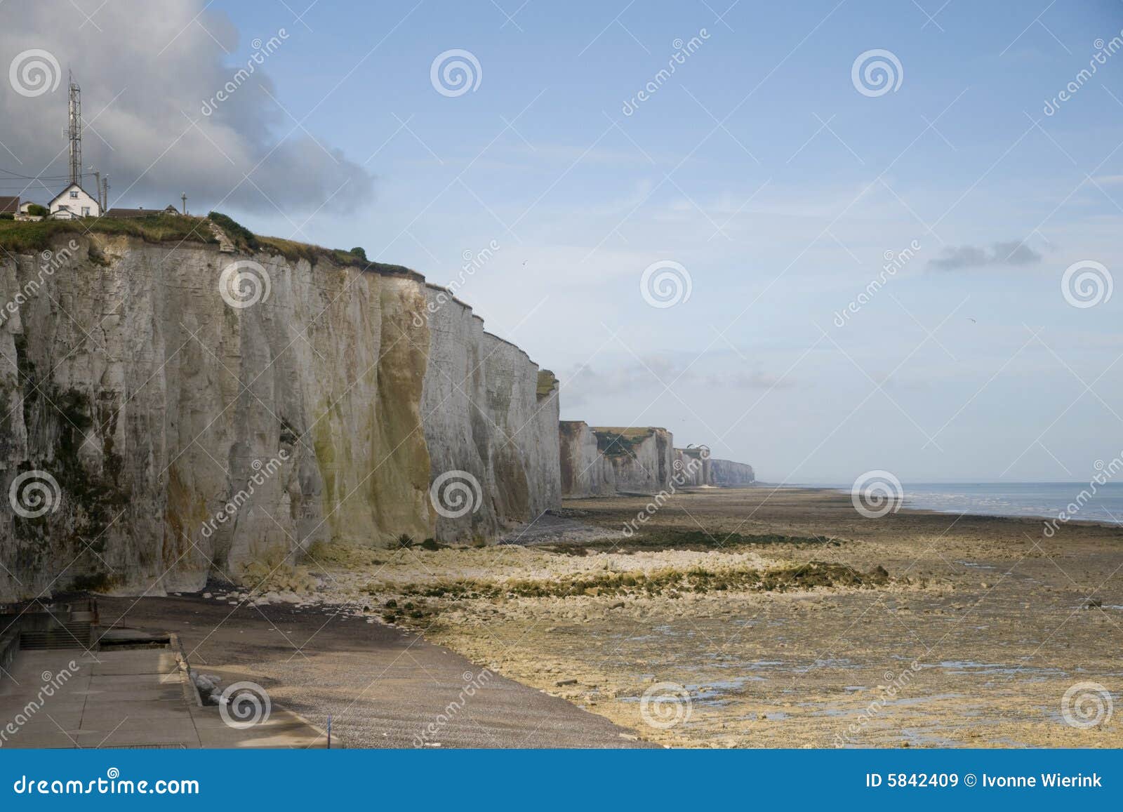 Krijtrotsen stock afbeelding. Image of krijt, huis, uitzending - 5842409