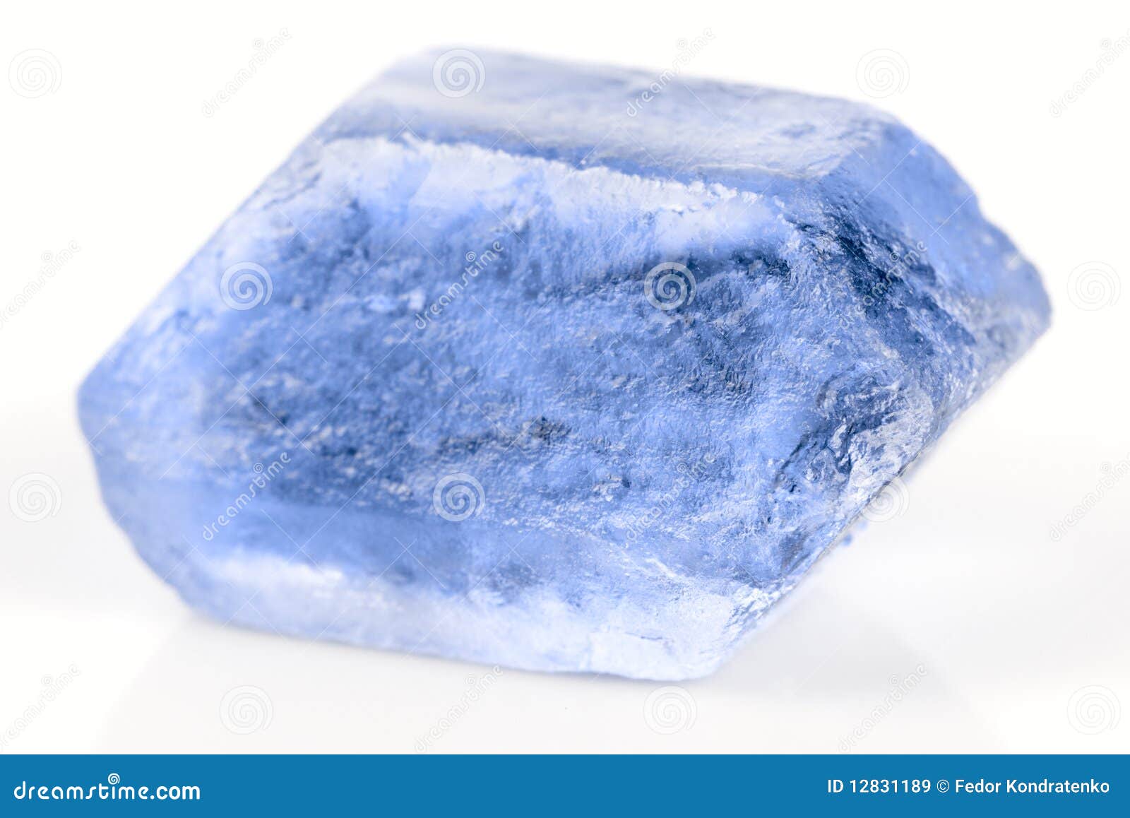 Kristal van blauw mineraal stock afbeelding. Image of ongelijk - 12831189