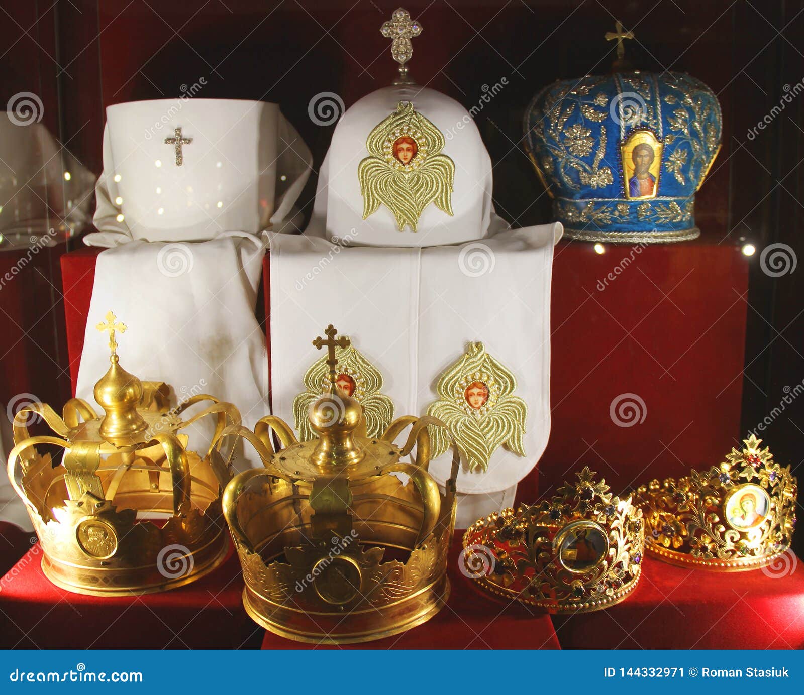 Krona- och pr. Crown and priests hats on a red background.