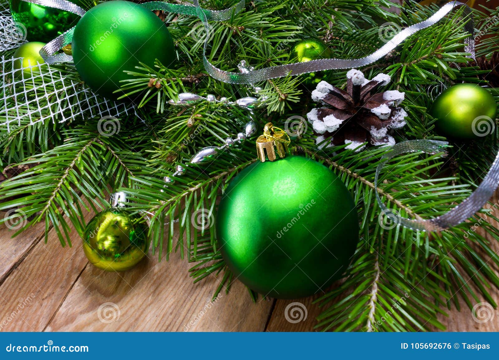 Kroon Van Het Kerstmis De Groene Ornament Op De Houten Achtergrond ...