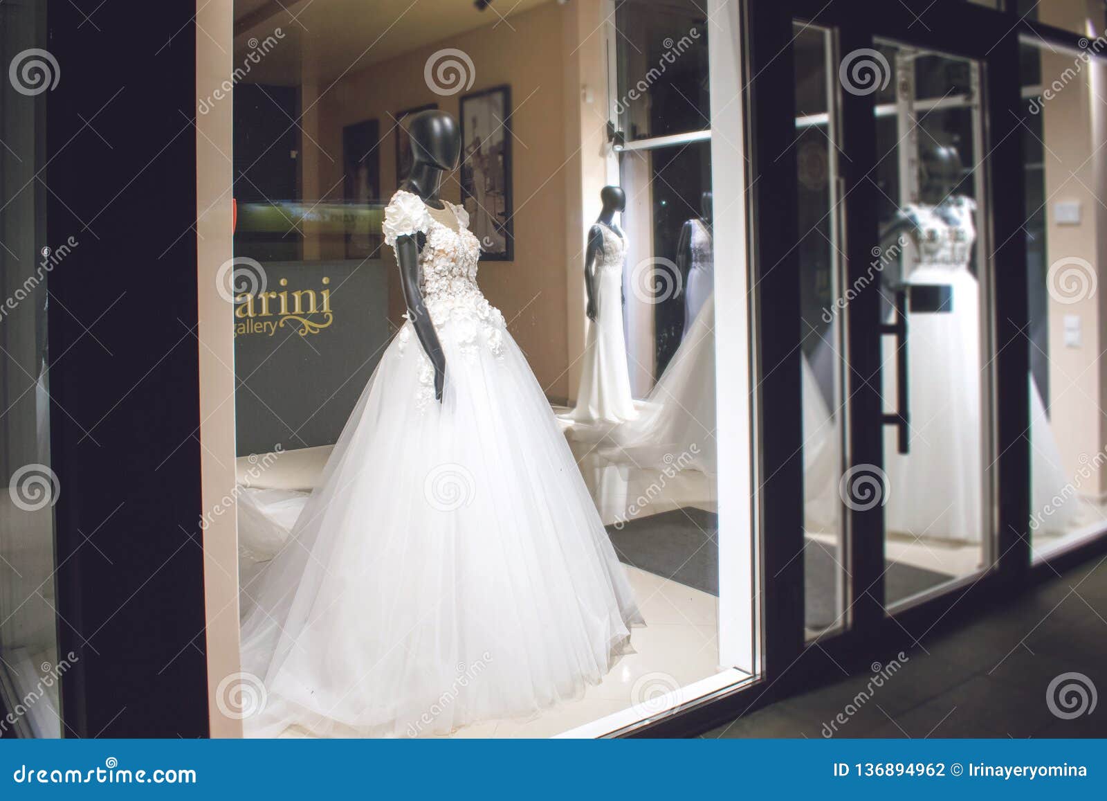 KROPIVNITSKIY; Â€ De “22 De Septiembre; 2018: Femenino Negro En Vestido De Boda Escaparate Nupcial Fotografía editorial - Imagen de novia, alineadas: 136894962
