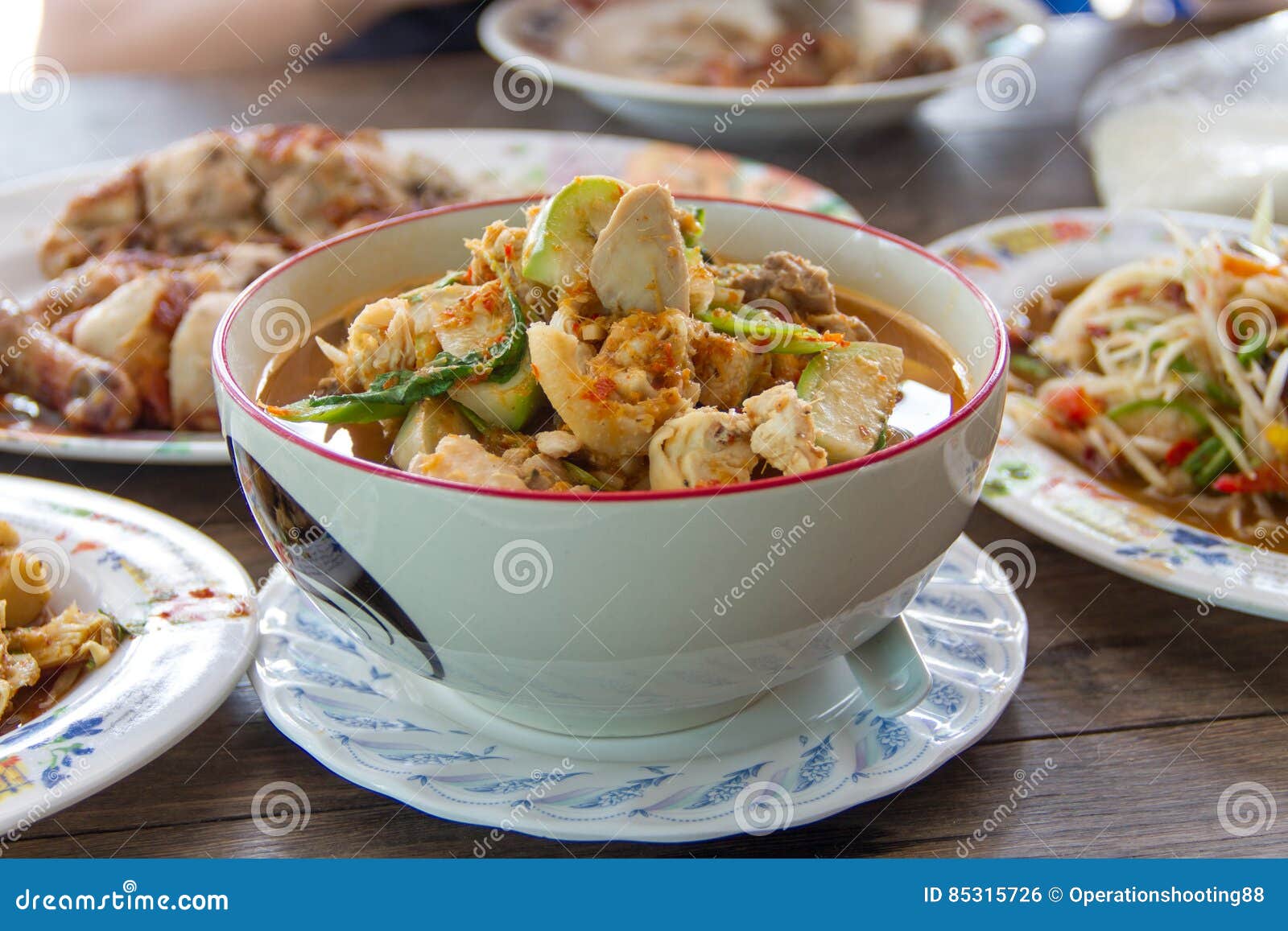 Kruidige rode kerrie met varkensvlees. Kruidige rode kerrie met van de het eiinstallatie van het varkensvlees fingerroot basilicum de peper en de Spaanse peper