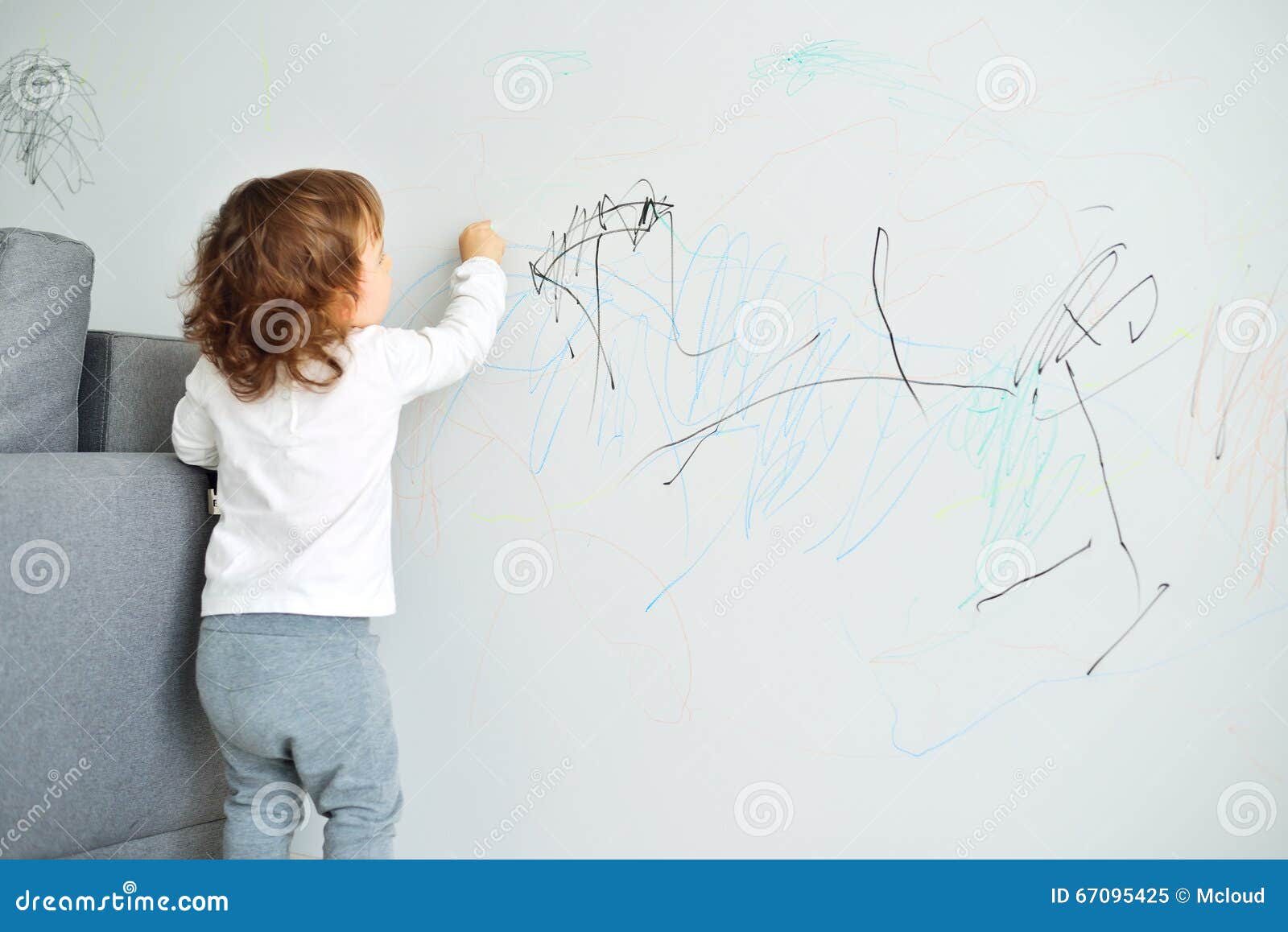 Krullende leuk weinig tekening van het babymeisje met ...
