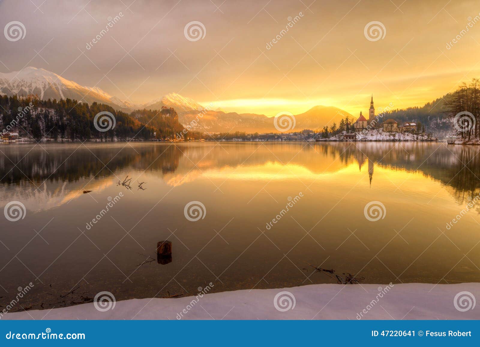 Krwawiący z jeziorem w zimie, Slovenia, Europa. Zadziwiający wschód słońca przy jeziorem Krwawił w zimie, Slovenia, Europa