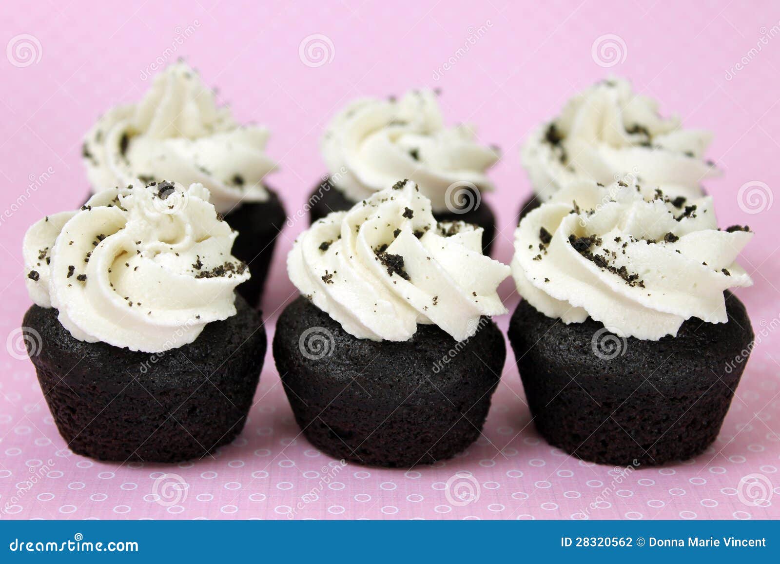 Closeup av sex kräm- mini- muffiner för Vegankakor n på rosa färg
