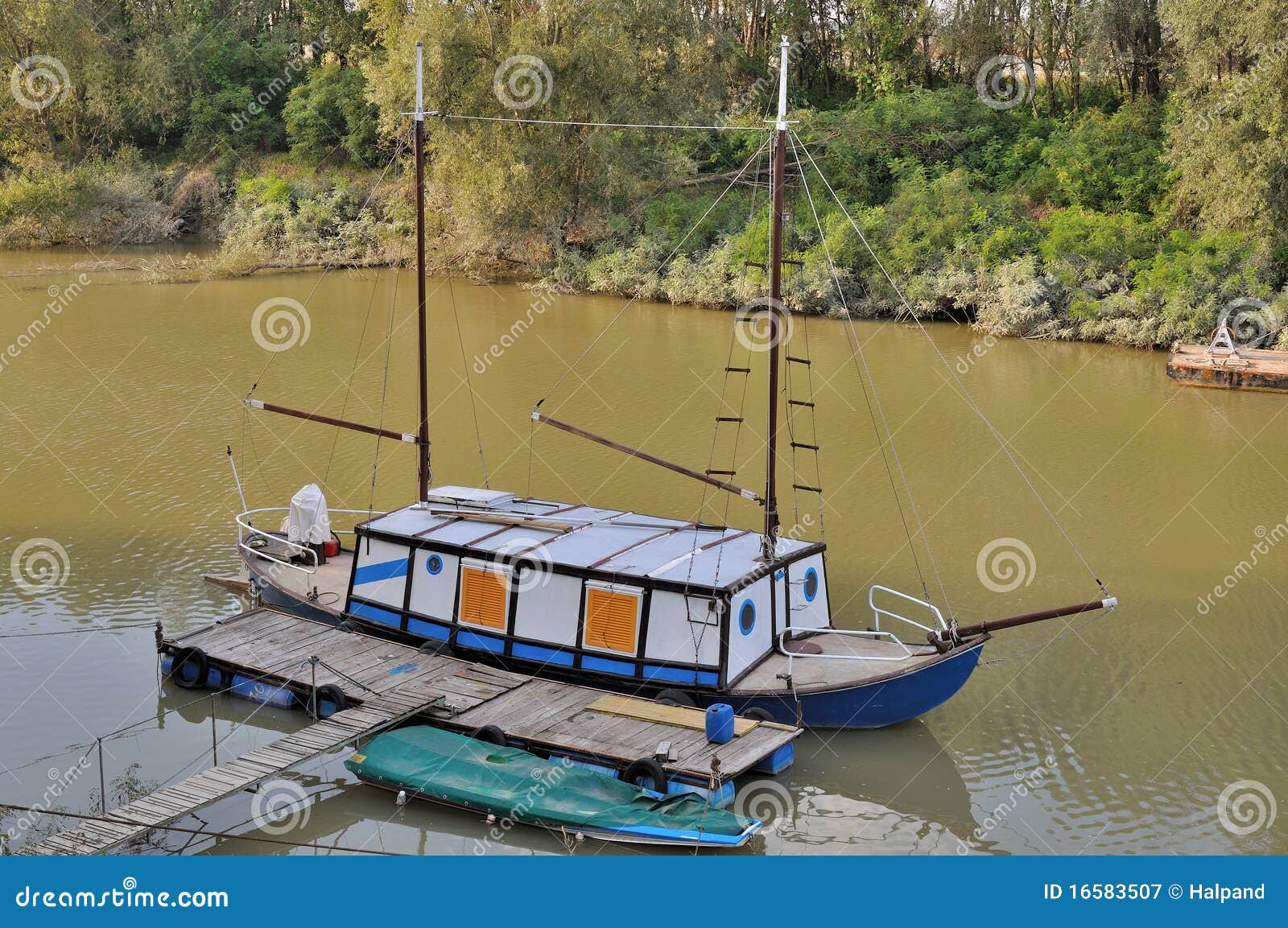 Krążownika śmieszna po rzeka. Krążownik dokował Emilia śmiesznego schronienia śmieszną pobliski Parma po quay rozgałęzienia rzekę