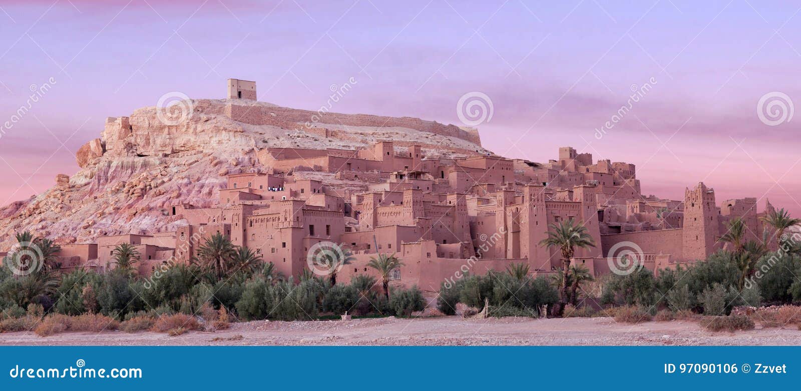 Ksar Ait Benhaddou perto de Ouarzazate em Marrocos. Panorama de Ait Benhaddou Casbah perto da cidade de Ouarzazate em Marrocos, África Ait Benhaddou é uma cidade fortificada, ou palácio ksar, ao longo da rota anterior da caravana entre o Sahara e a C4marraquexe