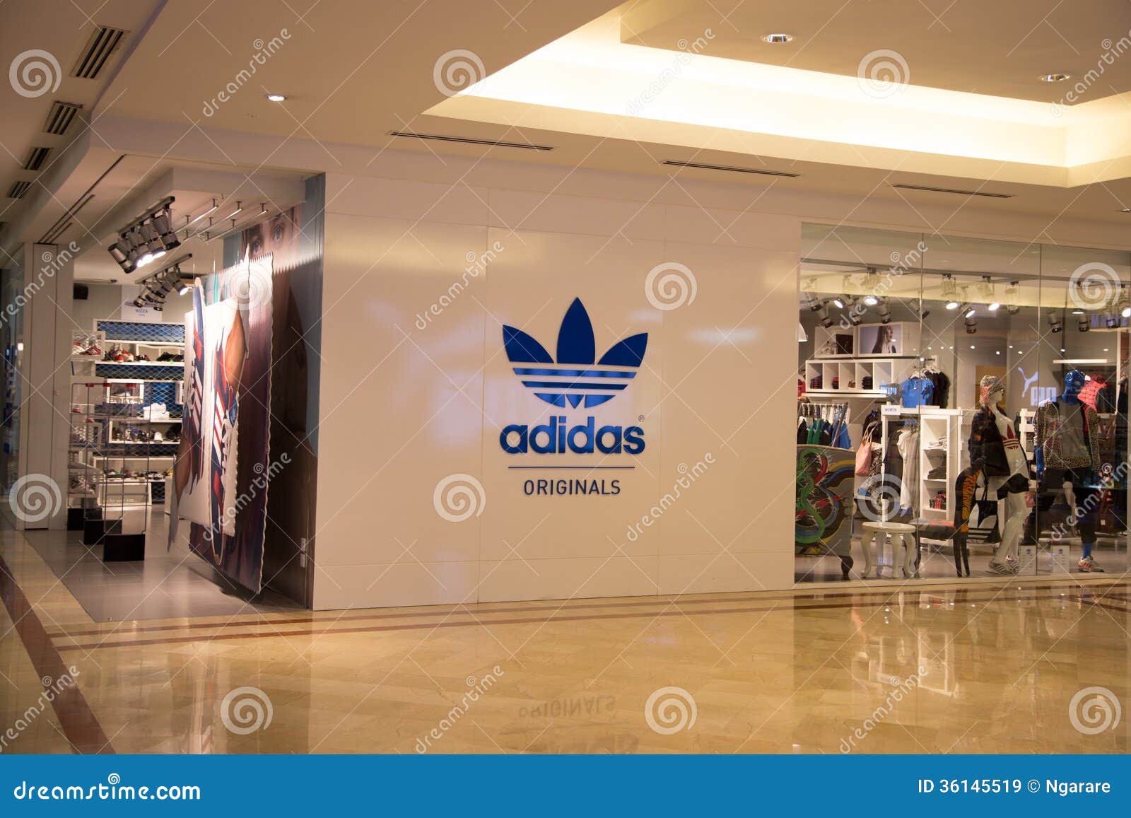 KUALA LUMPUR, MALASIA - DE SEPTIEMBRE: Tienda De Adidas En Suria M Que Hace Compras Imagen archivo editorial - de ropa, almacén: 36145519