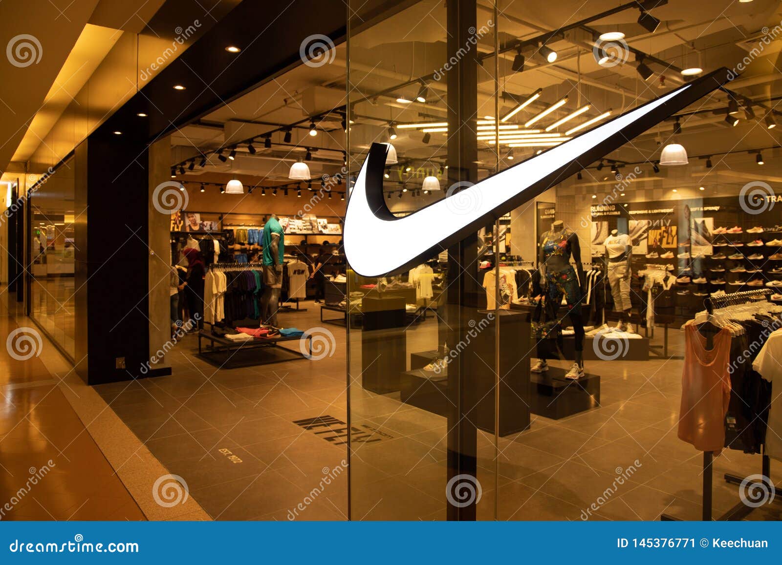 Húmedo Reafirmar pegamento KUALA LUMPUR, MALASIA, El 18 De Abril De 2019: Nike, Inc Es Una Sociedad  Multinacional Americana Que Comercializa El Calzado, Rop Foto editorial -  Imagen de ropas, edificio: 145376771