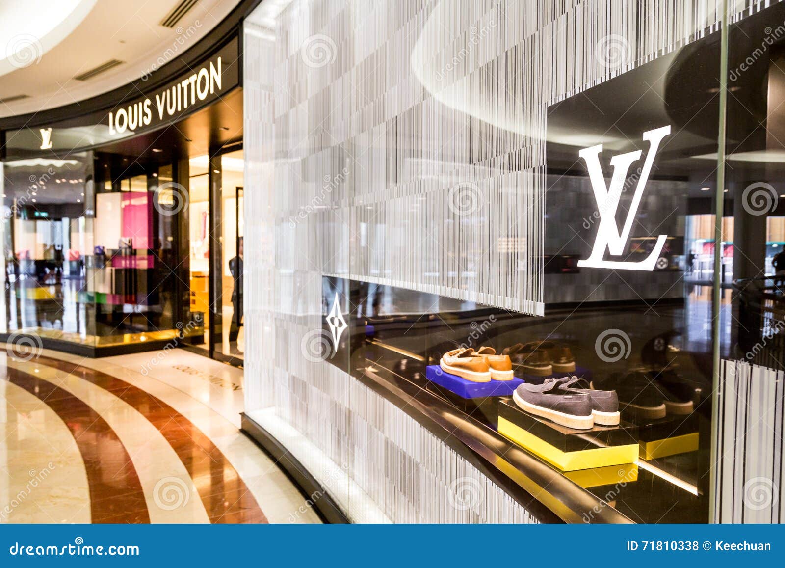 KUALA LUMPUR, MALAYSIA, am 20. Mai 2016: Ein Ausgang Louis Vuittons LV