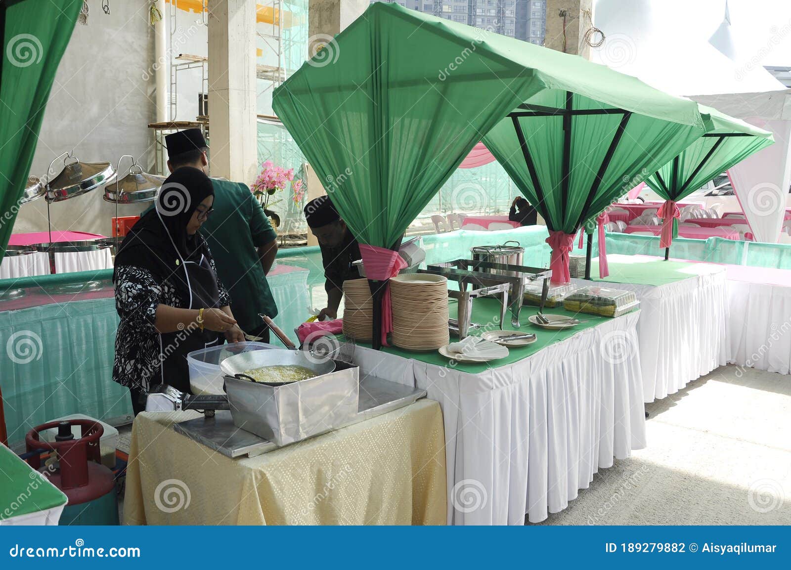 Street Vendors Sell Local Food To the Public. Editorial Photography