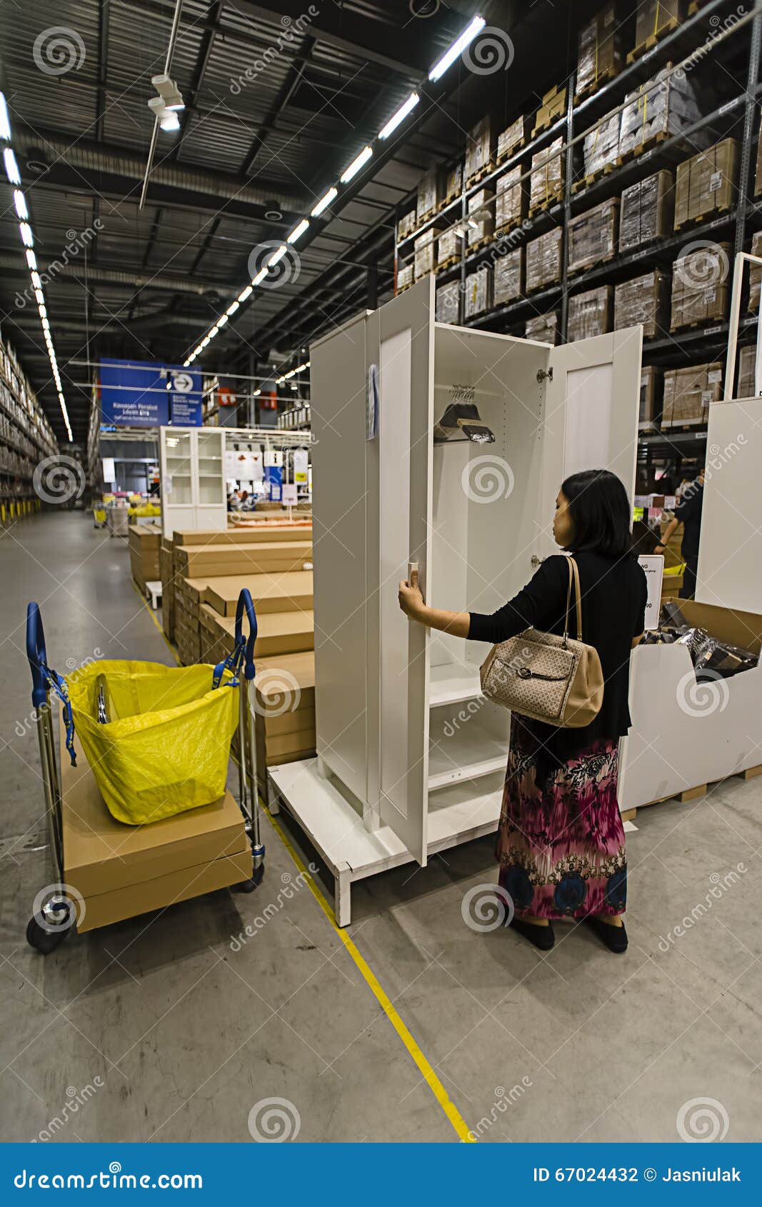 KUALA LUMPUR, MALAYSIA- NOVEMBER 21, 2015: Unidentified Woman Shopping