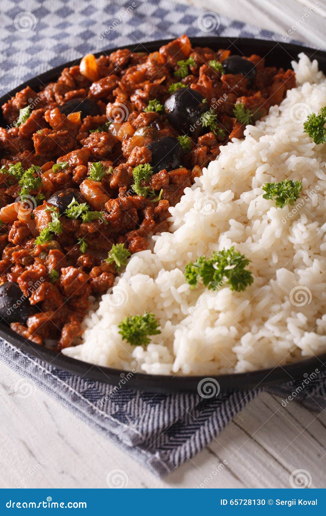 Kubanisches Lebensmittel: Picadillo Mit Einer Beilage Der ...