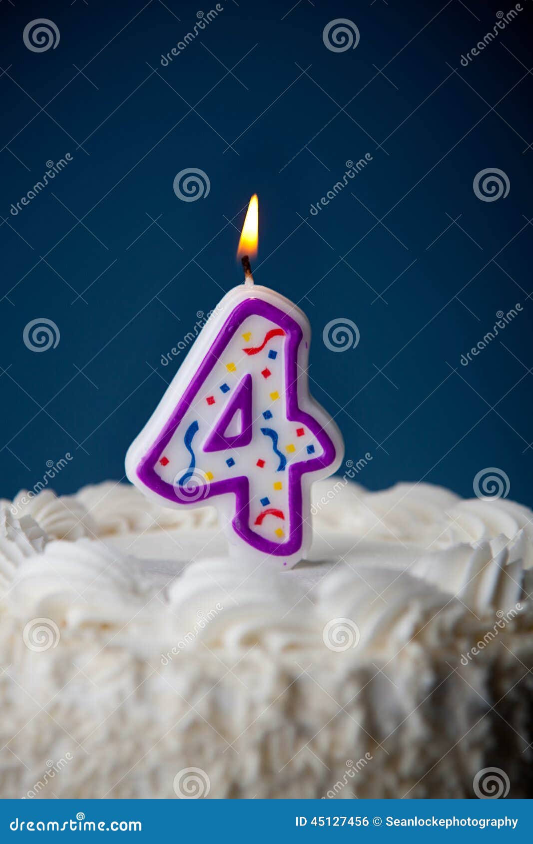 Kuchen Geburtstags Kuchen Mit Kerzen Fur 4 Geburtstag Stockfoto Bild Von Geburtstag Zahl