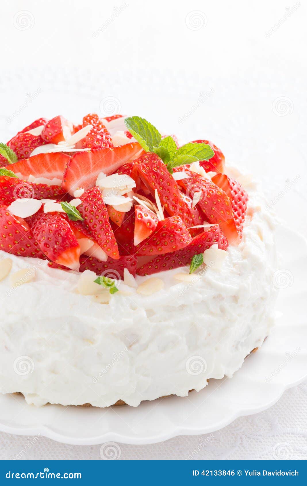 Kuchen Mit Der Schlagsahne Und Erdbeeren, Vertikal ...