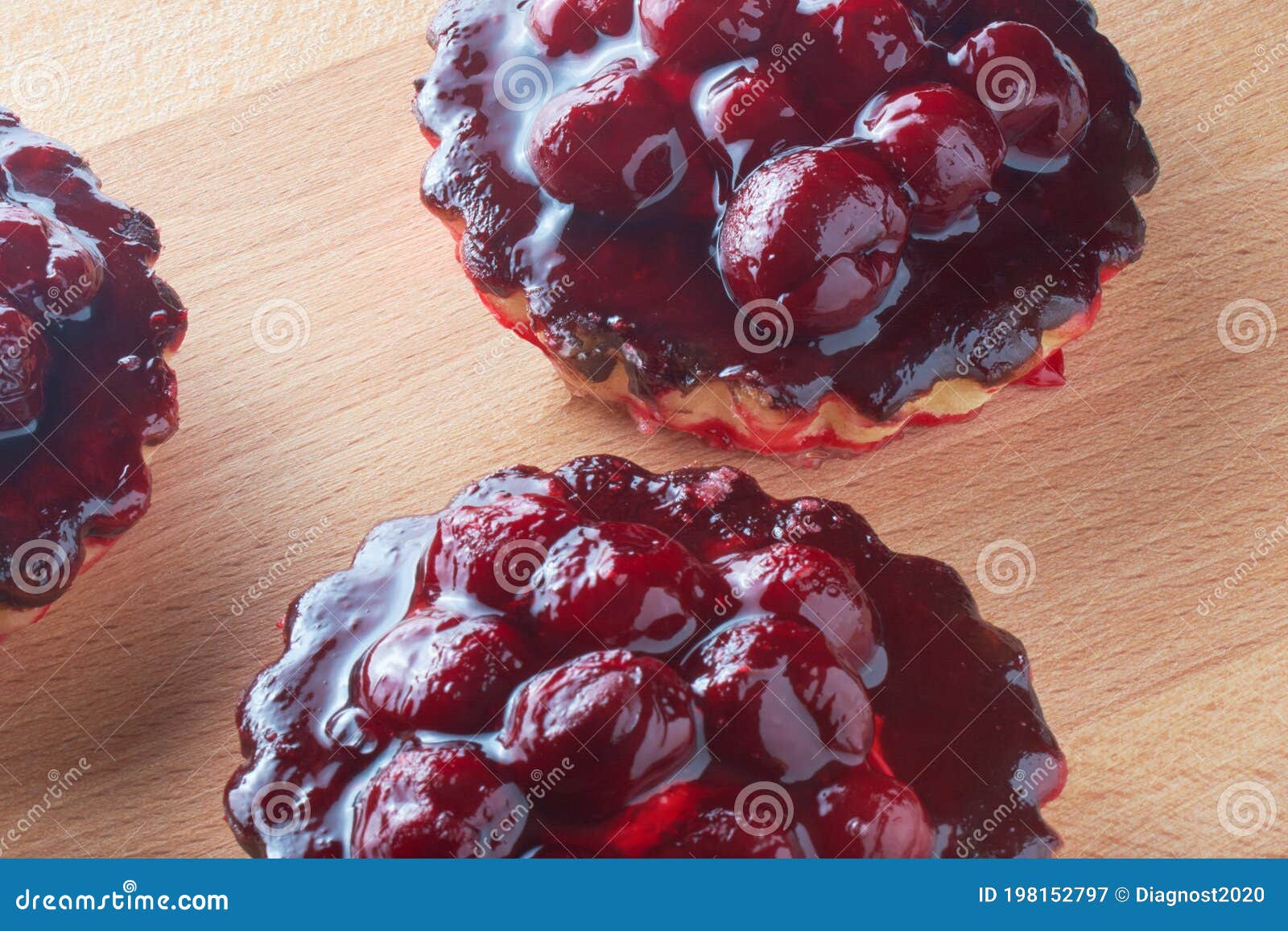 Kuchen Mit Kirsche, Himbeere Im Gelee Roter Jello-Nachtisch Mit ...