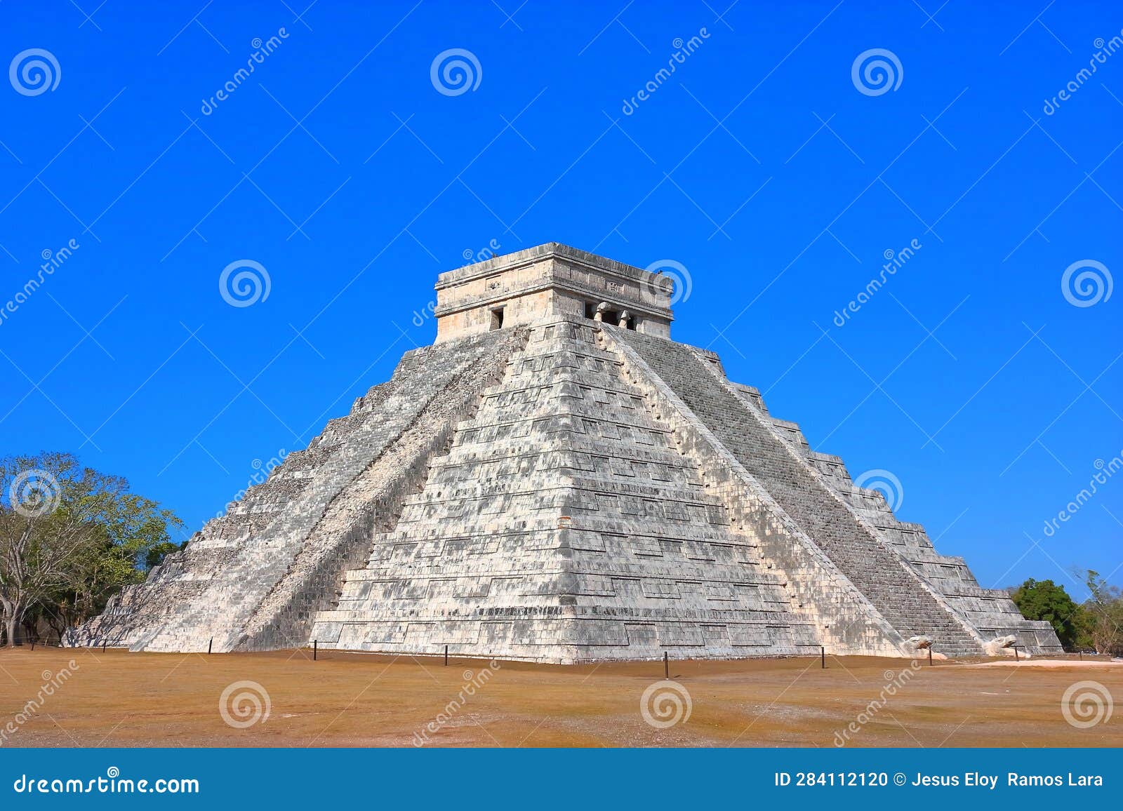 kukulcan temple in chichenitza, yucatan, mexico iv