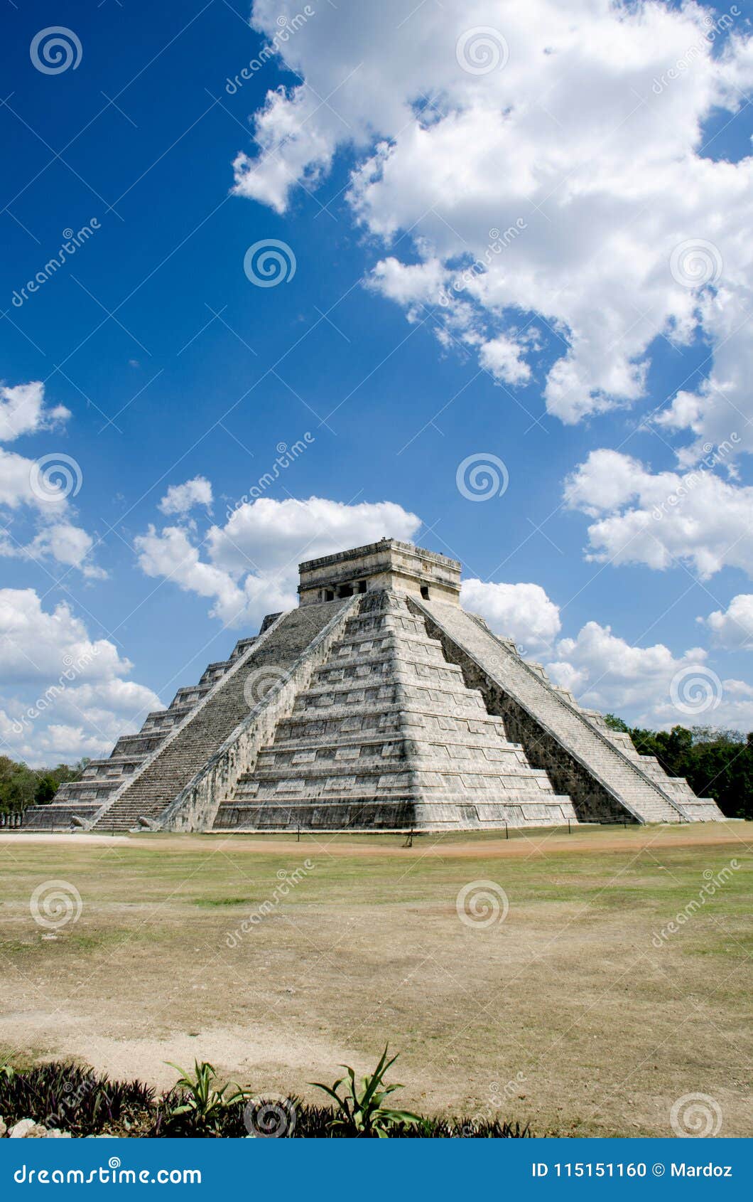 the kukulcan temple at chichen itza, wonder of the world