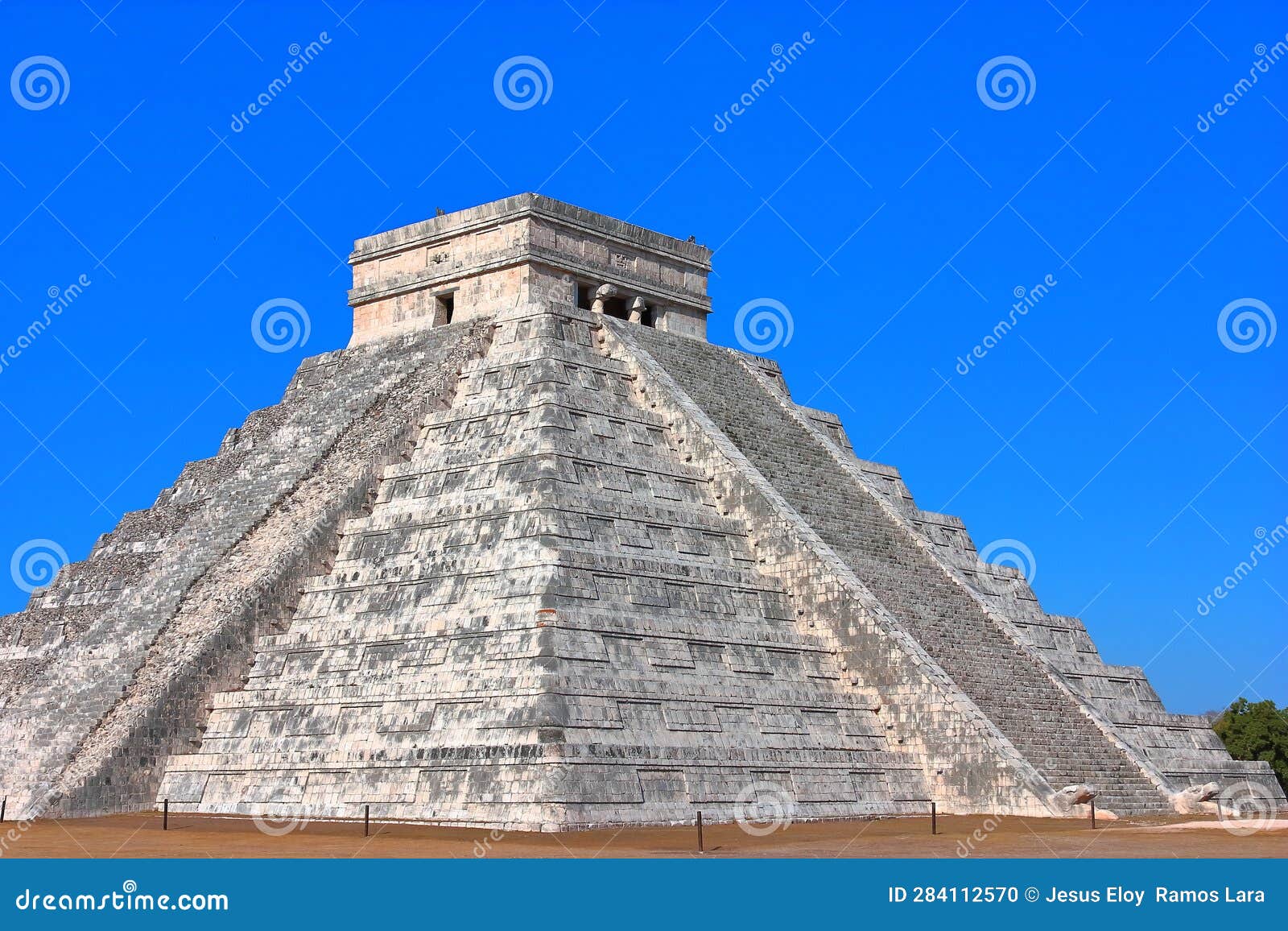 kukulcan temple in chichenitza, yucatan, mexico v
