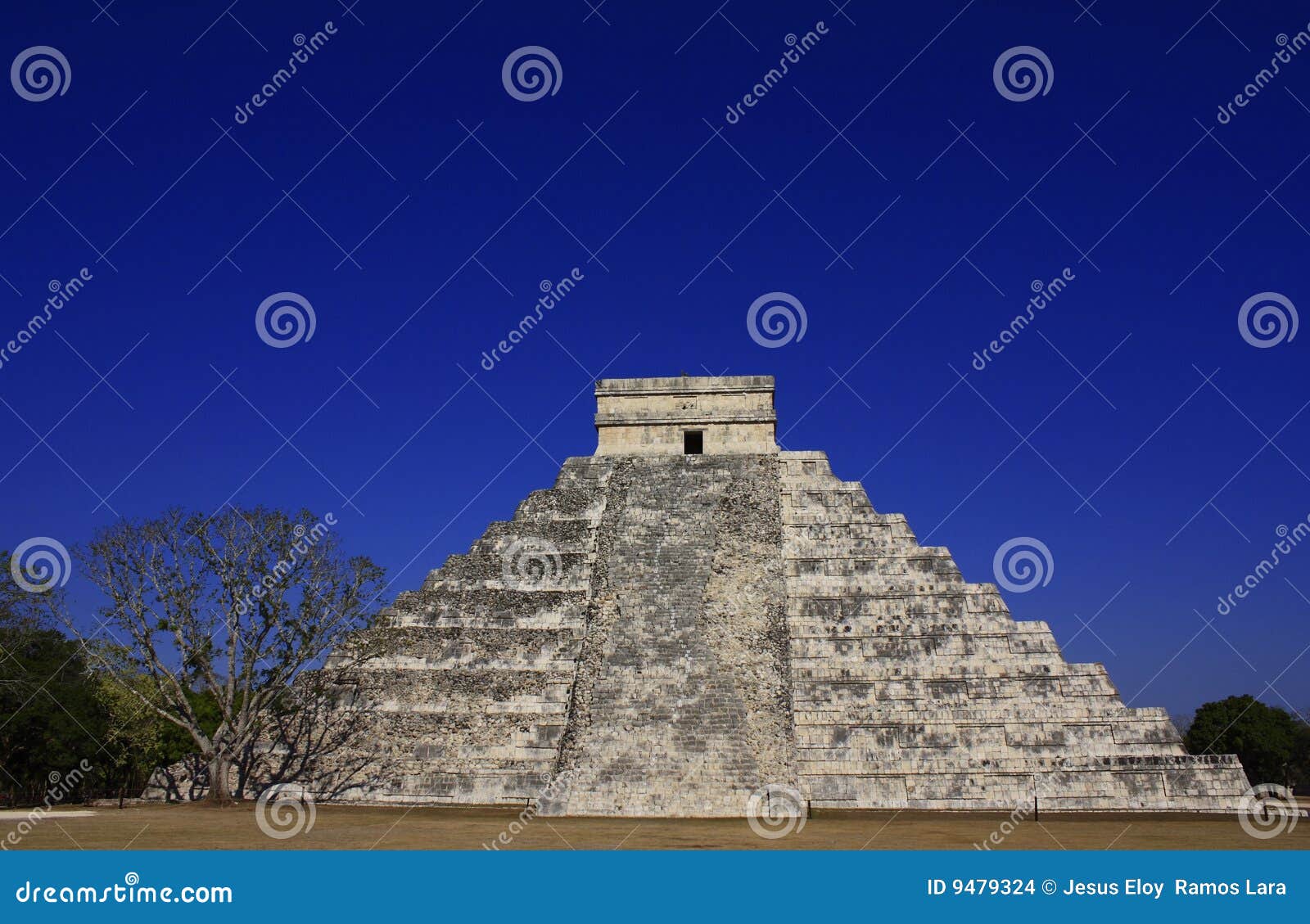 kukulcan temple in chichenitza, yucatan, mexico.