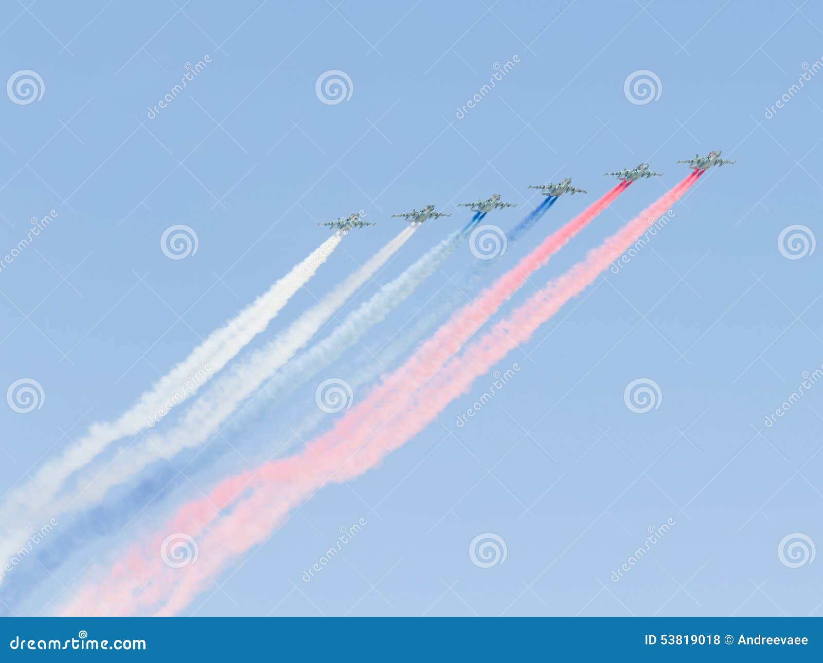 Kulör rök från Suen-25. Moskva - May 7th, 2015: sex kraftiga flygplan Su-25 som nästan flyger och ljus härlig rök för jordbruksprodukter tre färger av den ryska flaggan på den Victory Parade repetitionen mot himlen Maj 7, 2015, Moskva, Ryssland