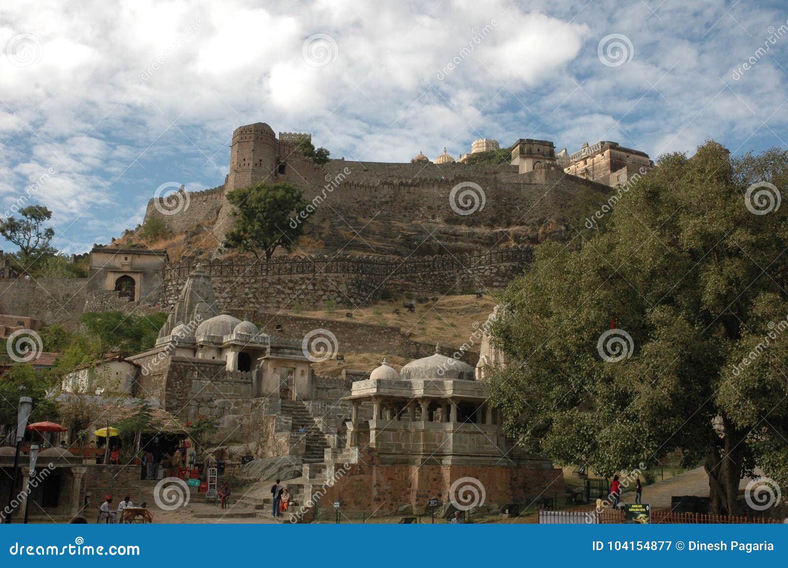 Kumbhalgarh堡垒如被看见从入口，印度. Kumbhalgarh ` Kumbhal堡垒`是Aravalli小山的向西范围的一个Mewar堡垒，在拉杰萨曼德区在拉贾斯坦状态附近乌代浦在西印度 它是在拉贾斯坦的小山堡垒包括的世界遗产名录站点 修造在15世纪期间由蛙属Kumbha， Kumbhalgarh也是Maharana Pratap、了不起的Mewar的国王和战士出生地  占领直到19世纪末，堡垒对公众现在开放和几分钟壮观地被点燃每个晚上 Kumbalgarh由路位于在乌代浦西北部的82 km 它是最重要的堡垒在Mewar在Chittaurgarh以后