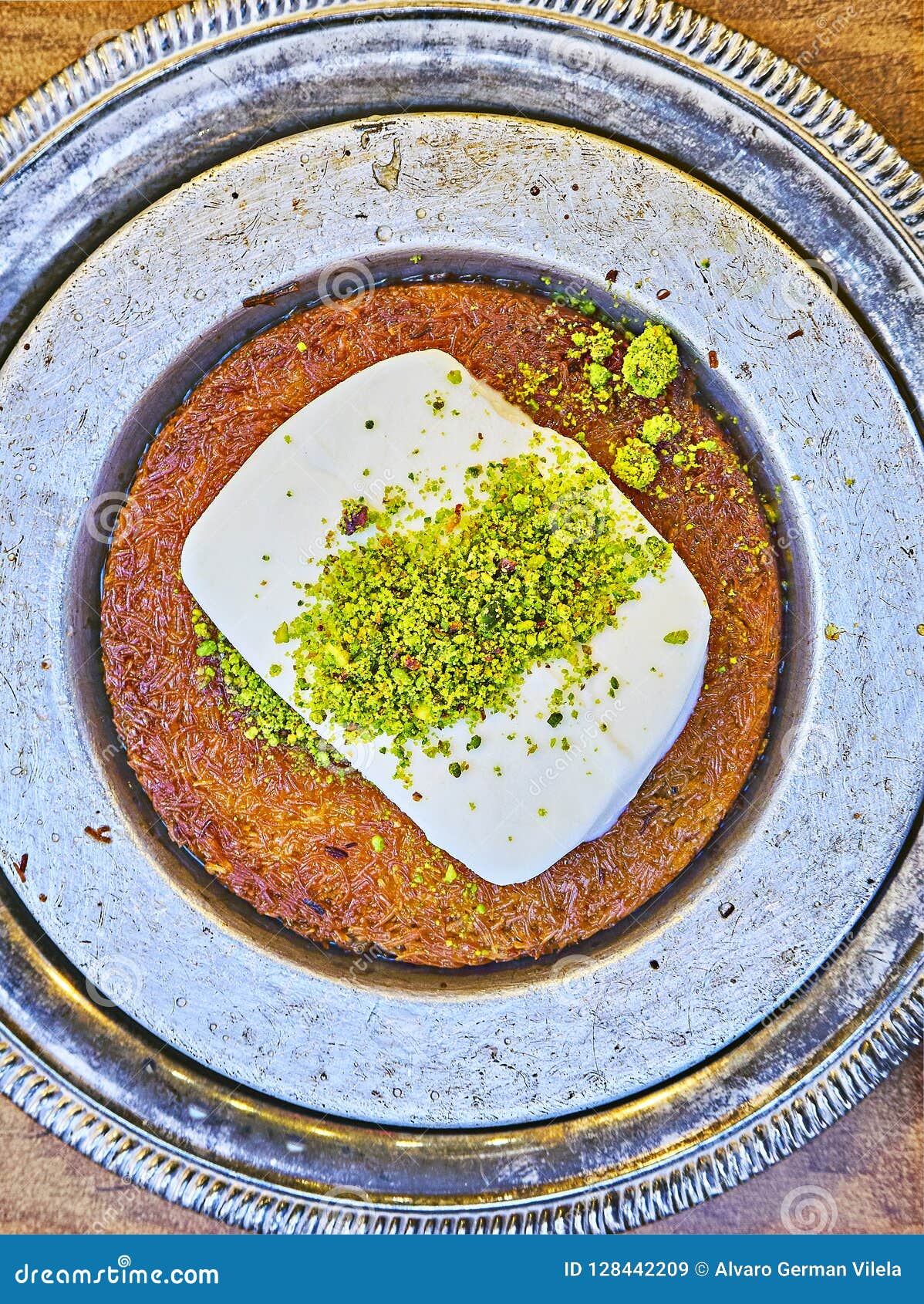 Kunefe Turco Tradicional Del Postre En Una Bandeja Grande Del Metal