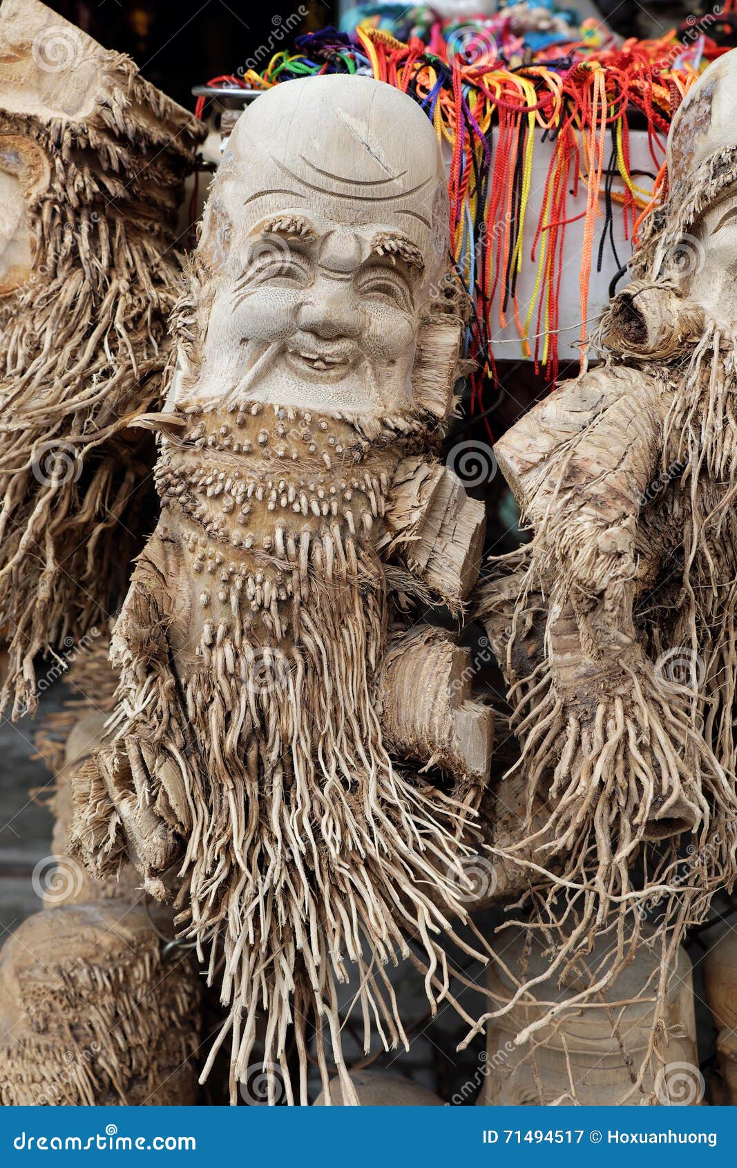 Kunstprodukt von der Bambuswurzel. HOI, VIETNAM 7. FEBRUAR 2016: Erstaunliches handgemachtes Produkt von der Bambuswurzel am Souvenirladen in Hoian, Vietnam, Kunstprodukt machen durch Form auf Bambuswurzeln, machen smileygesicht für Charakter