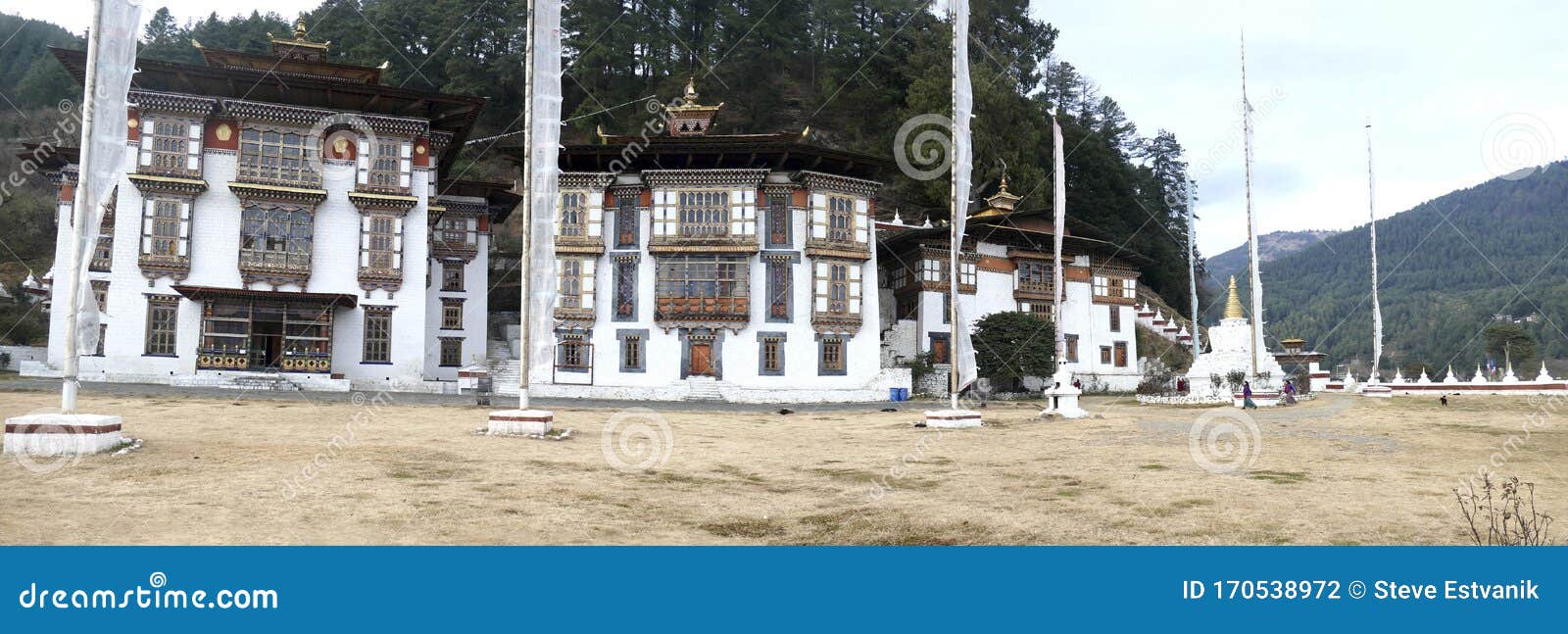 kurjey lakhang temple was built around a cave