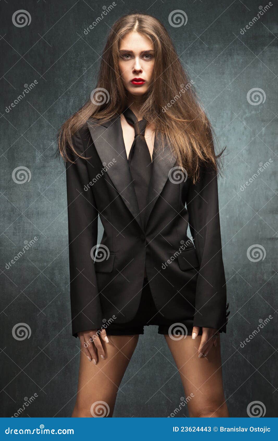 OPIS PRODUKTU. Szara torba damska z wysokogatunkowej skóry cielęcej. Pojemny model z jedną dużą komorą wewnętrzną oraz pięcioma kieszonkami wewnętrznymi, pozwalającymi na uporządkowanie zawartości. Fason 2 w 1 - z jednej strony gładki minimalizm ozdobiony tylko metalowym logo, z drugiej dekoracja z metalowych łusek, która nada stylizacji bardziej ...