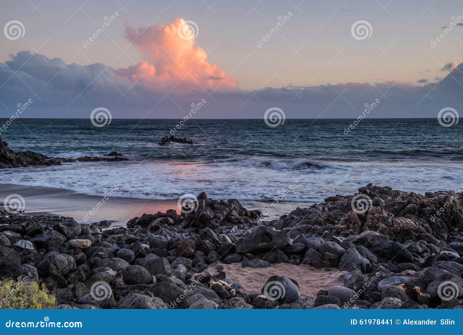 Oceaan, kust, stenen en wolken