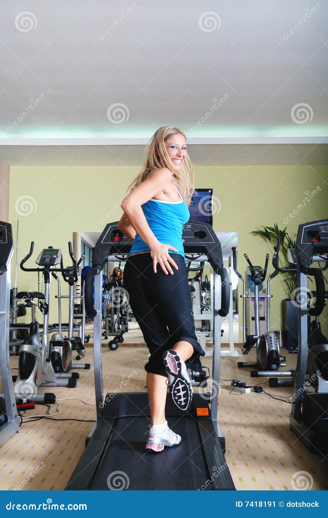 Kvinna som kör på treadmillen, inifinityhälsa och tillståndsbegrepp med den running kvinnan