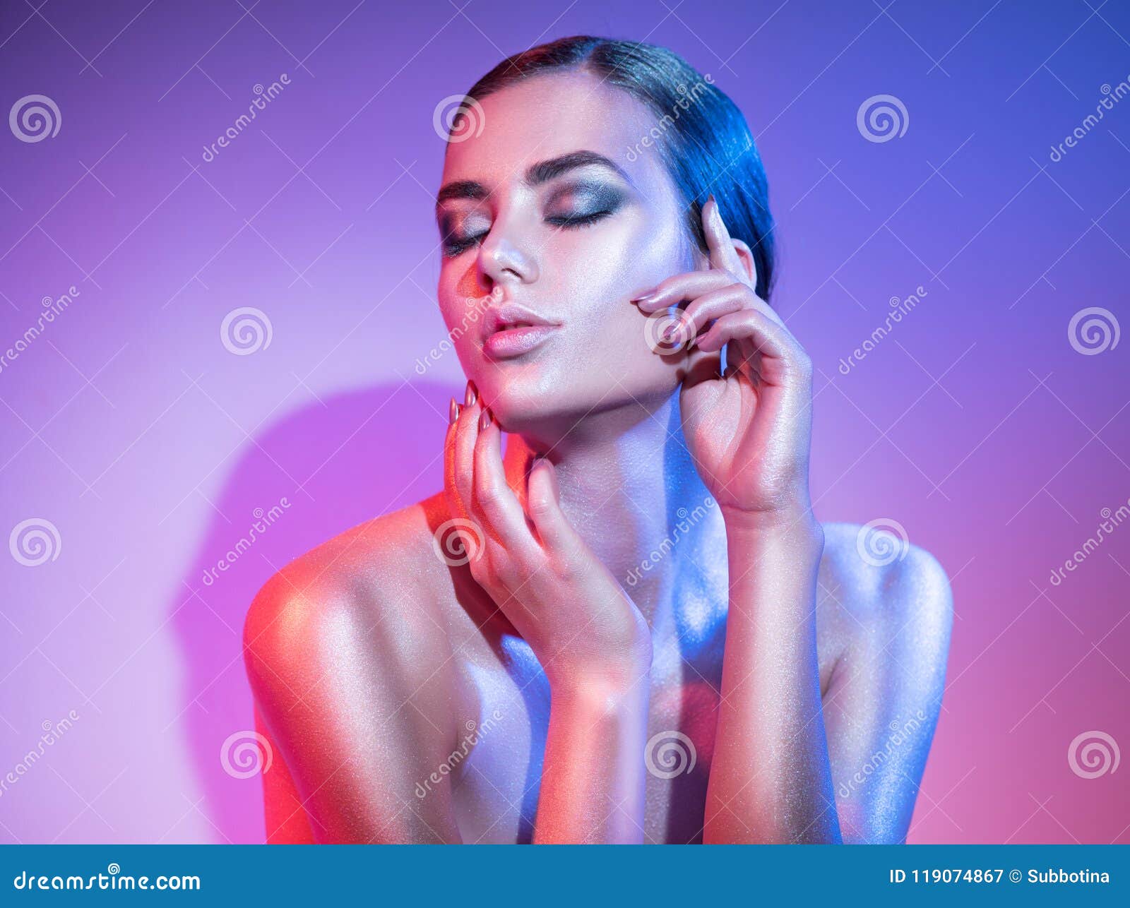 Kvinnan för modemodellen i färgglat ljust mousserar och neonljus som poserar i studion, stående av den härliga flickan