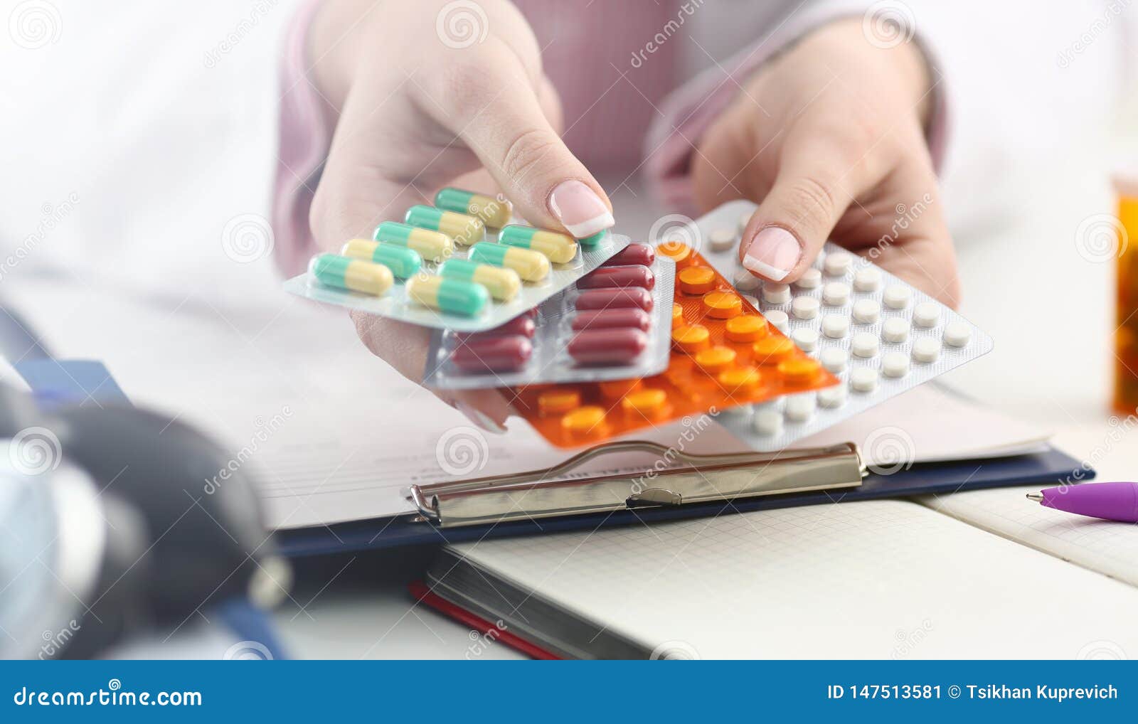 Kvinnlig packe f?r doktorshandinnehav av olikt. Female doctor hand holding pack of different tablet blisters at workplace closeup. Panacea life save service prescribe medicament legal drug store disease healing blood pressure concept