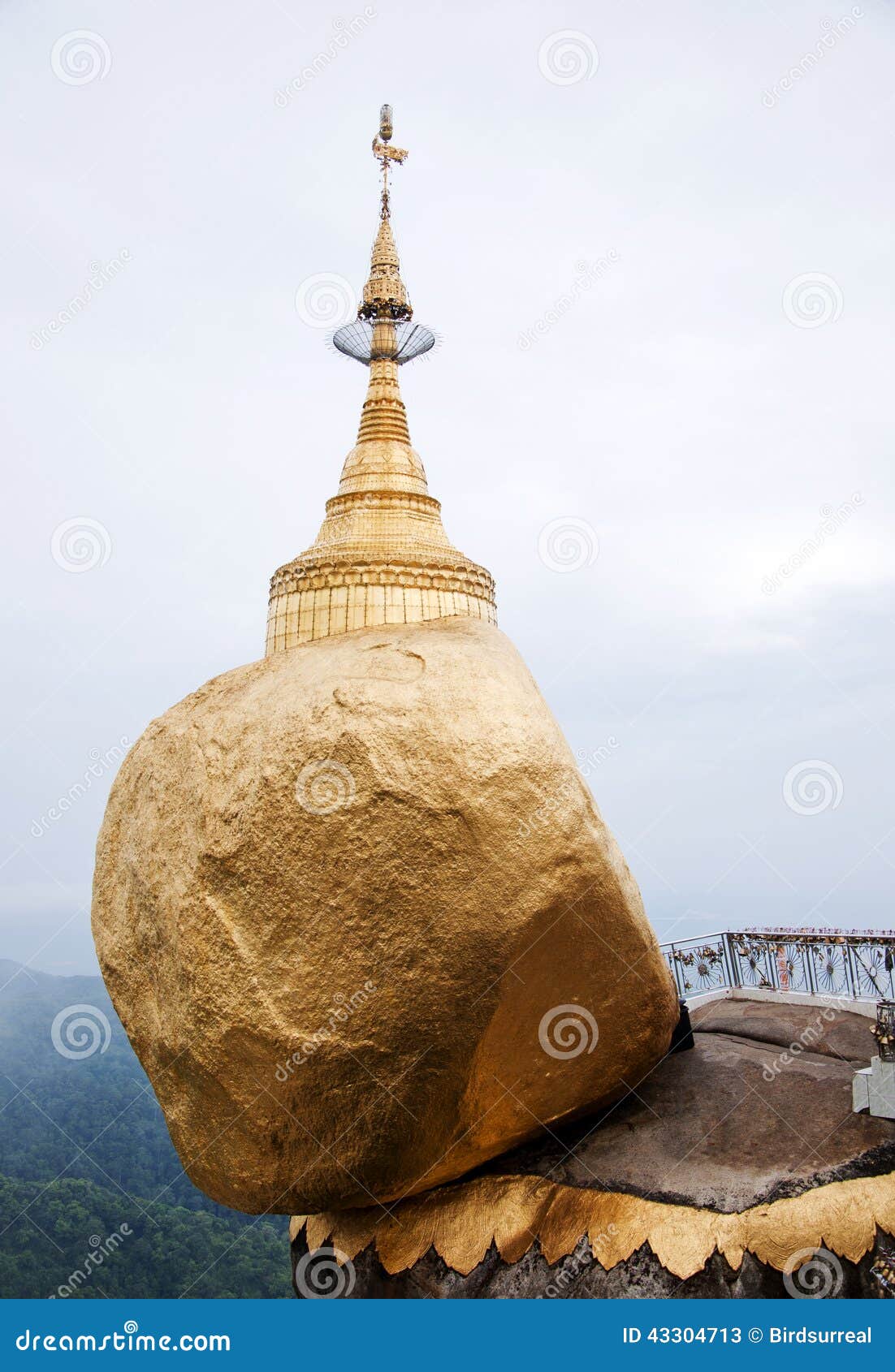 Kyaiktiyo, Złota Rockowa pagoda/. Złota Rockowa pagoda, Kyaiktiyo, Myanmar