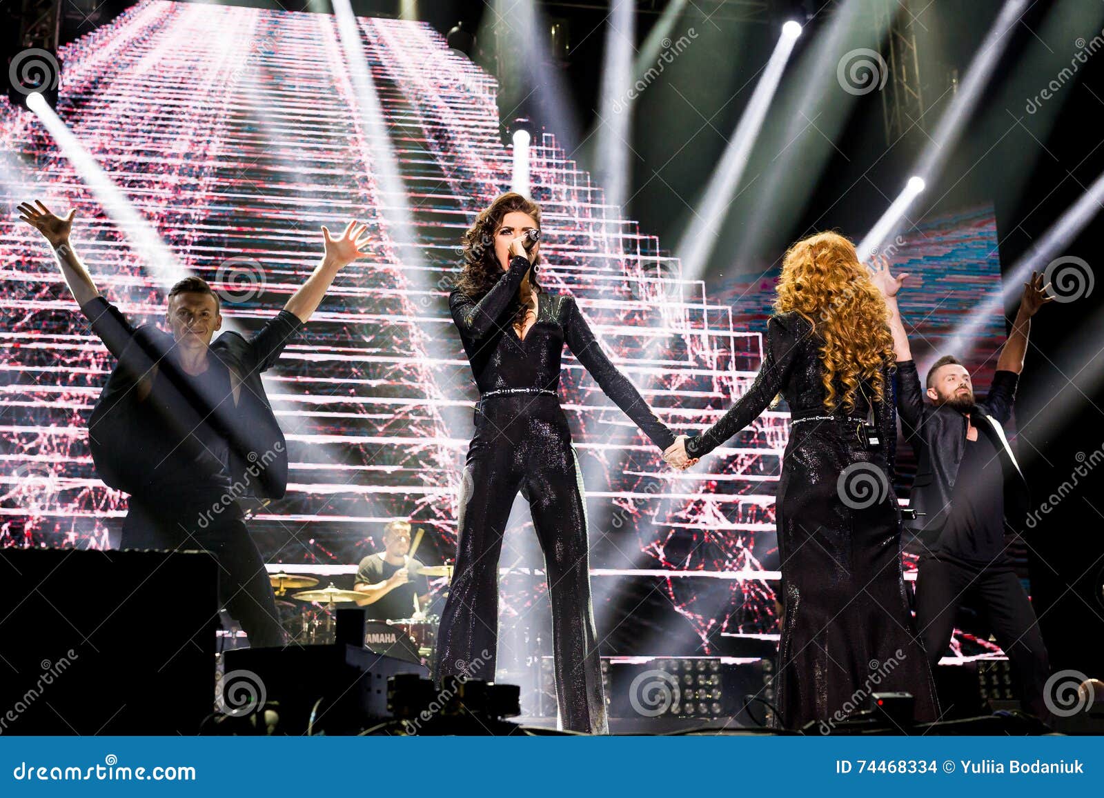 Kyiv, Ucrania - 13 de mayo de 2016: Banda ucraniana NuAngels del músico. Kyiv, Ucrania - 13 de mayo de 2016: La banda ucraniana NuAngels del músico adentro viaja al corazón