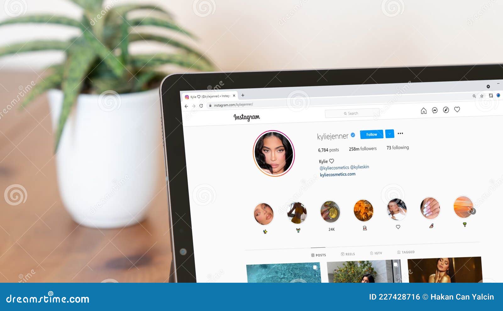 Để thành công trên Instagram, cần phải xây dựng một hồ sơ đầy đủ với hàng triệu người hâm mộ. Hãy xem trang Instagram của Kylie Jenner và tìm hiểu cách để trở thành một trong những người nổi tiếng trên Instagram. Hợp tác với những người bạn có cùng sở thích, tham gia các cuộc thi trên Instagram và thường xuyên chia sẻ những hình ảnh đẹp của bạn.